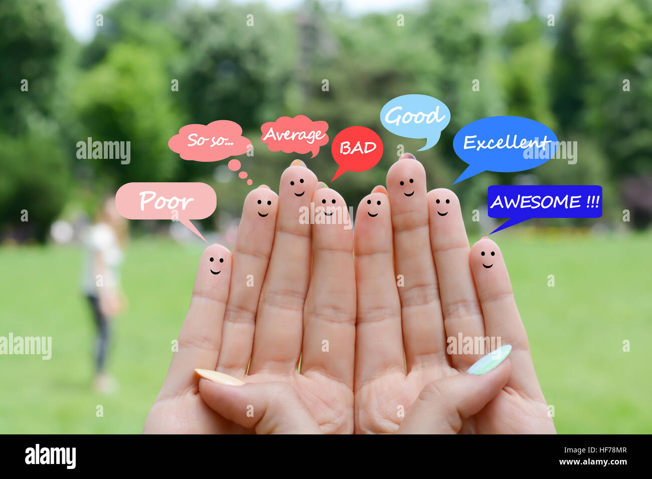 La soddisfazione del cliente e di scala testimonianze concetto con felice dita umane Foto Stock