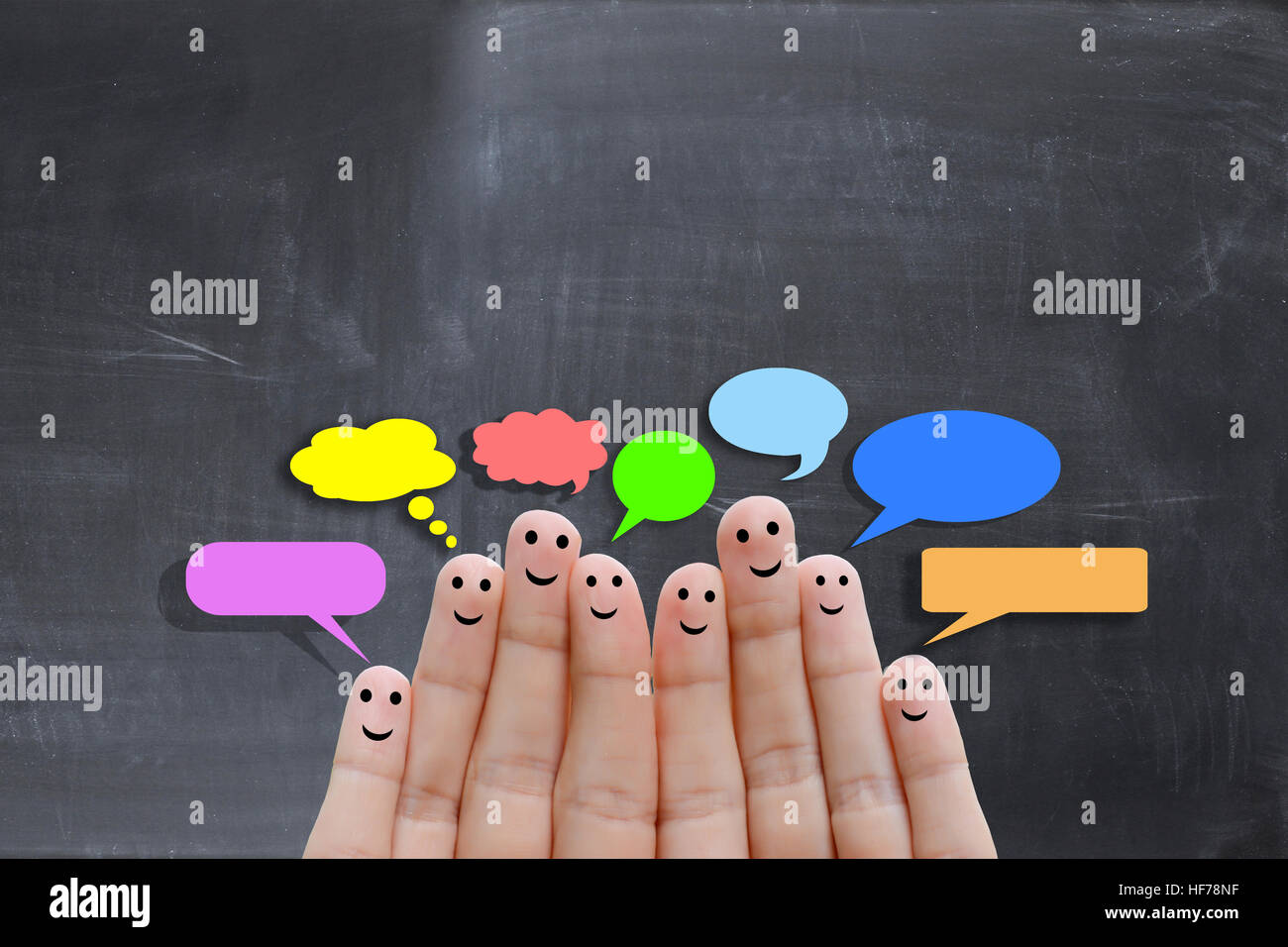Felice dita umane suggerendo il feedback e concetto di comunicazione Foto Stock
