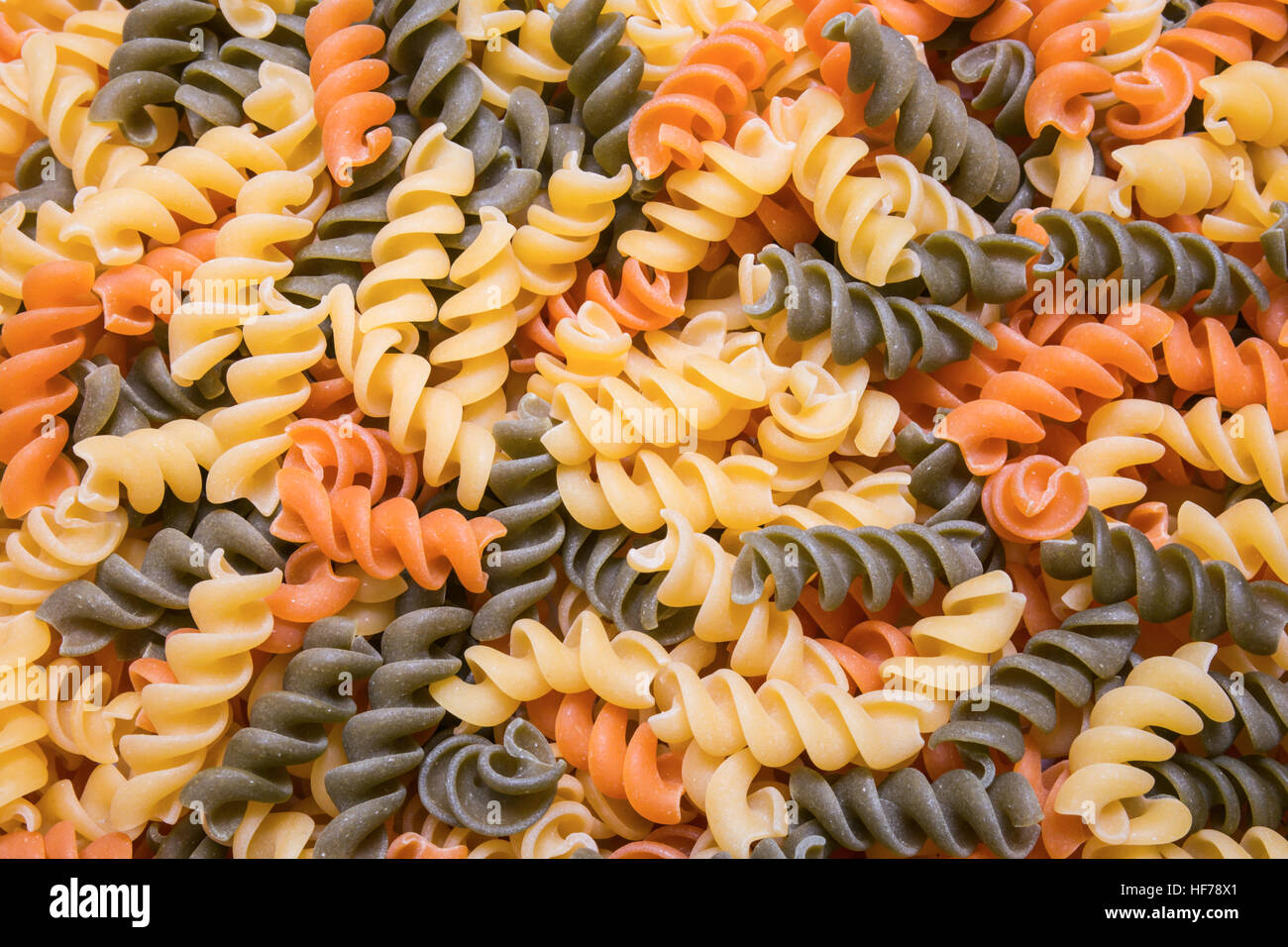Fusilli colorati. Pasta, maccheroni sfondo, texture Foto Stock