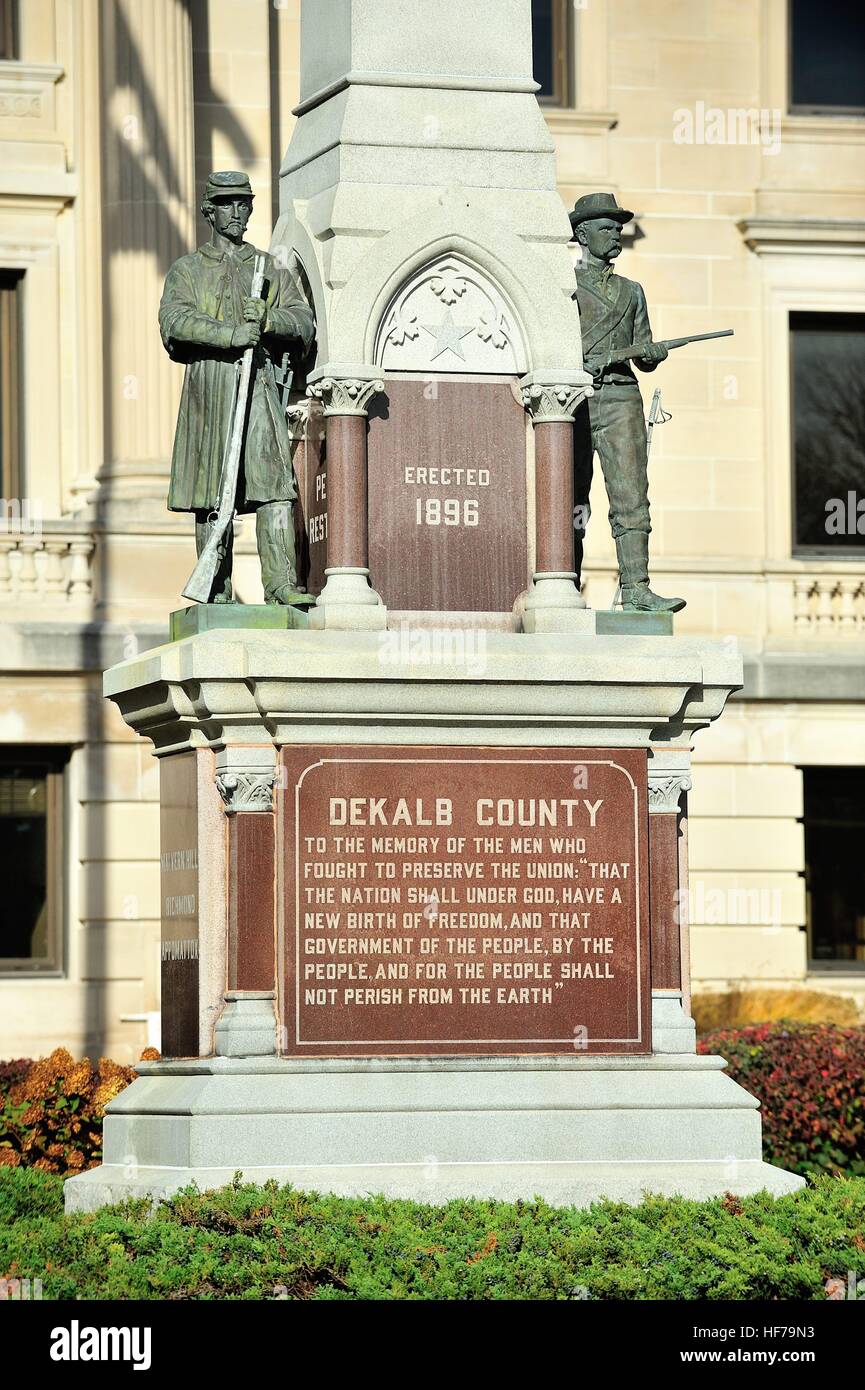 Una guerra civile monumento davanti al DeKalb County Courthouse in acero, Illinois. Foto Stock