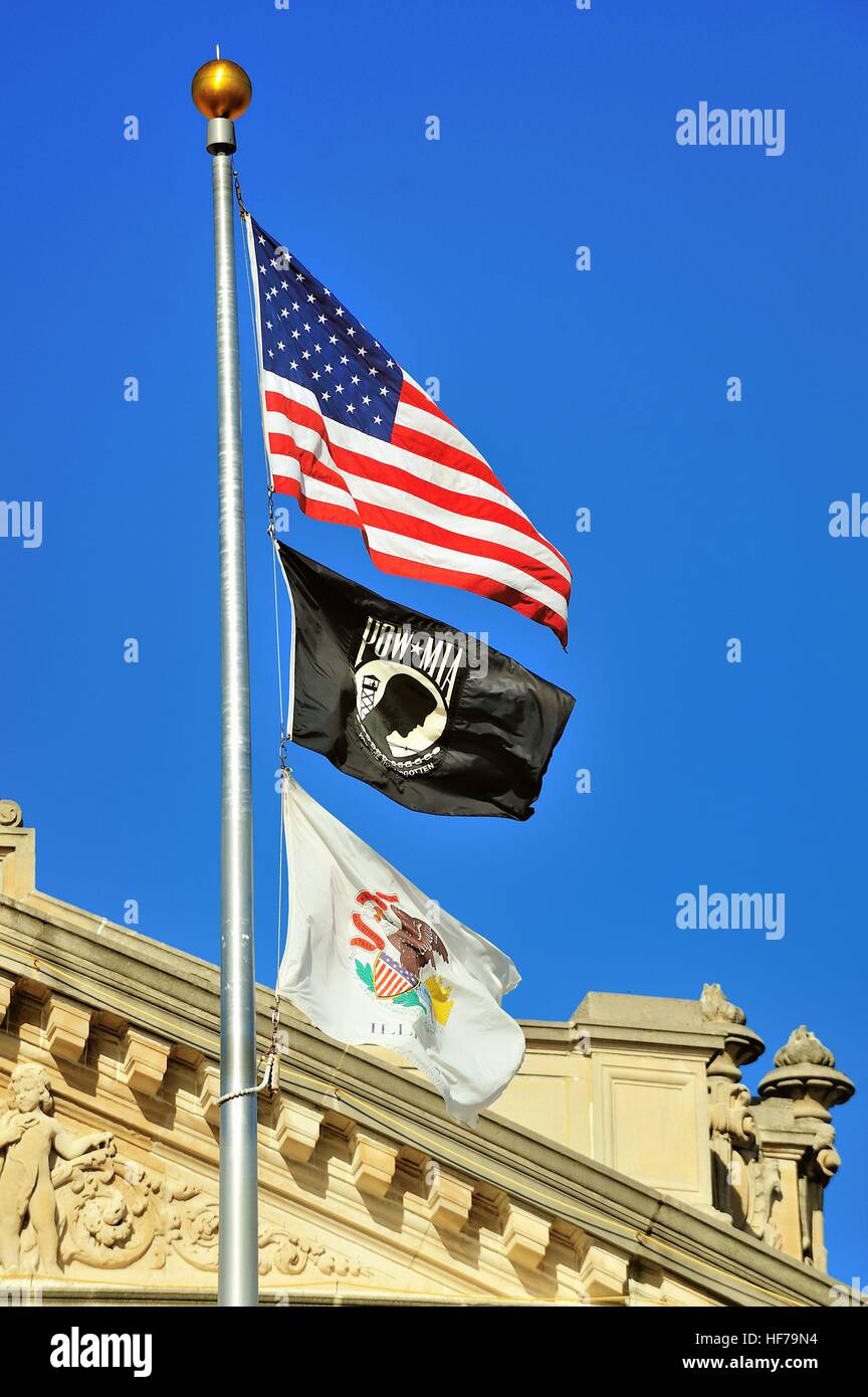 Bandiera pole contenente tre bandierine nella parte anteriore del DeKalb County Courthouse in acero, Illinois, Stati Uniti d'America. Foto Stock