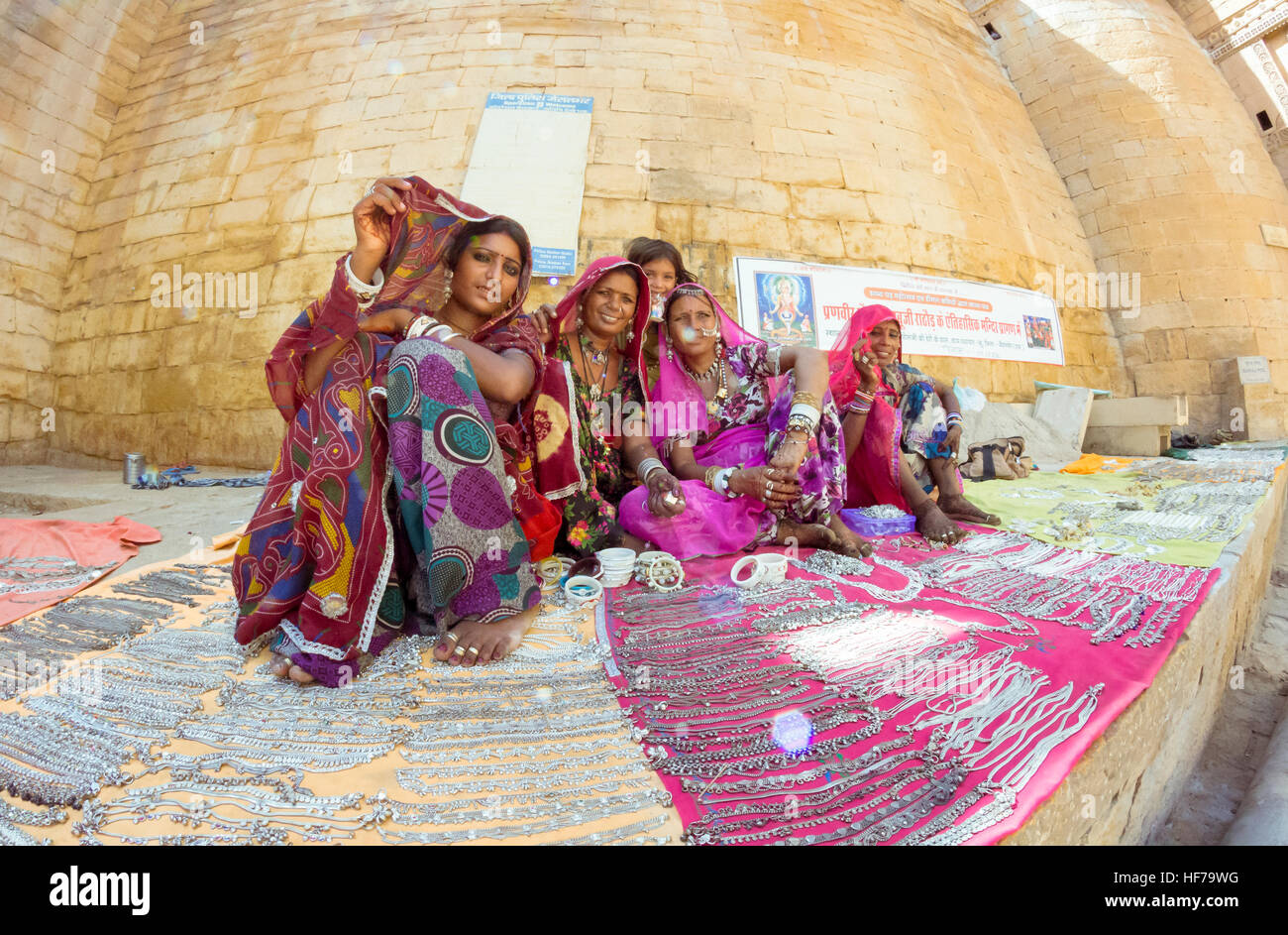 Tipicamente vestito le donne a vendere gioielli all'entrata di Jaisalmer Fort. Foto Stock