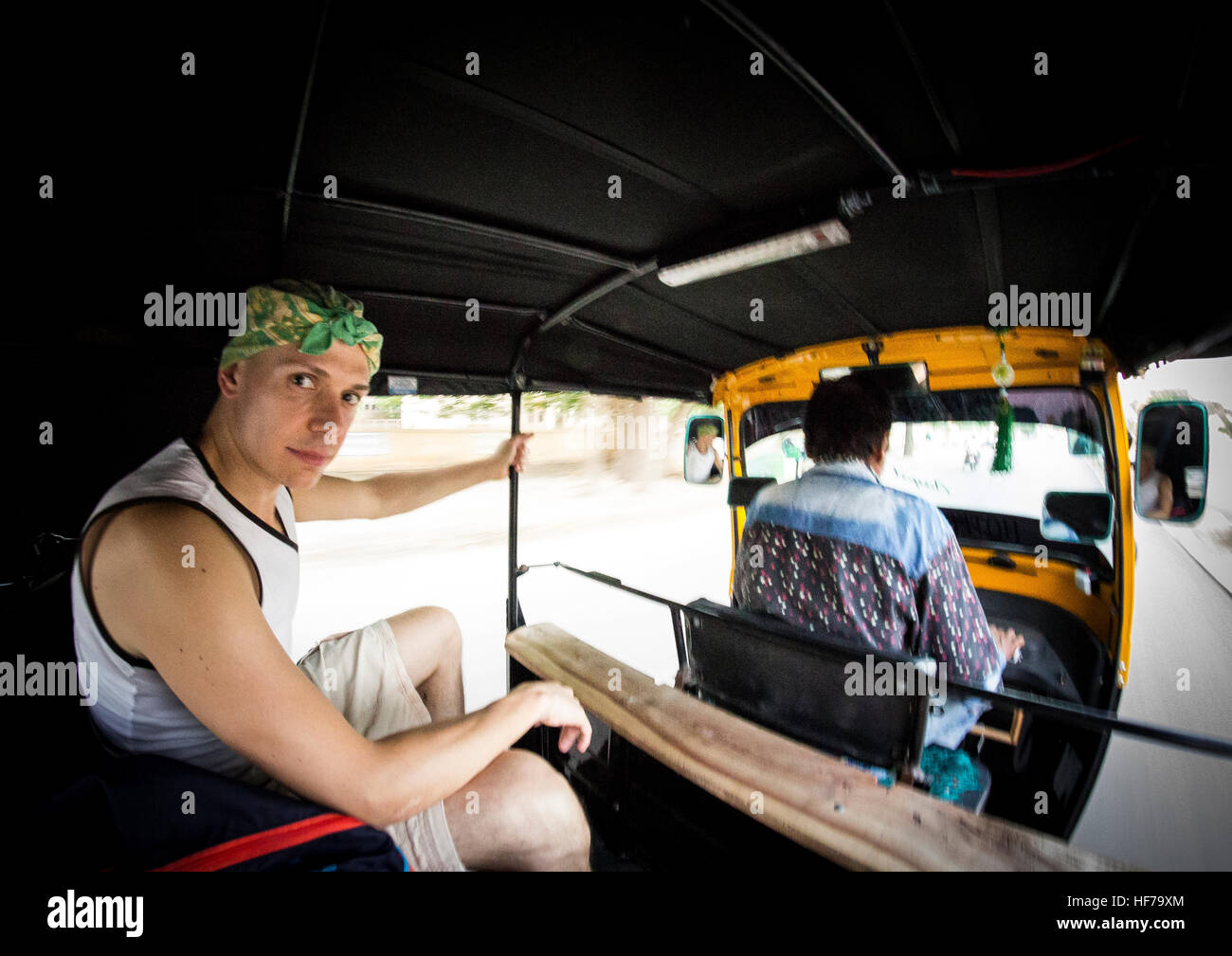 Il trasporto di noi nel classico tuk tuk attraverso le strade di Jaisalmer. Foto Stock