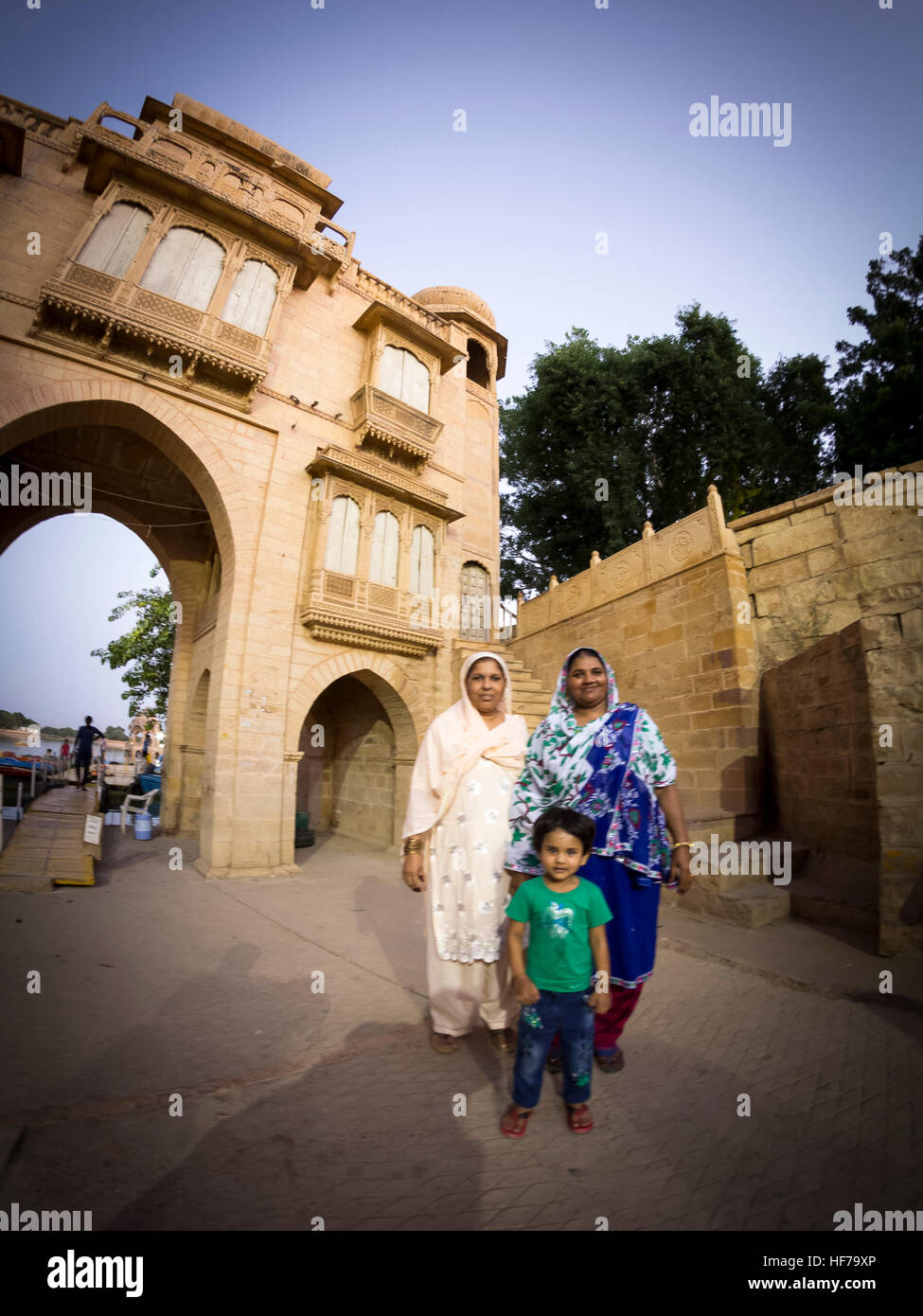 Tipica architettura e la gente di Gadi Sagar lago in Jaisalmer, Rajasthan, India Foto Stock