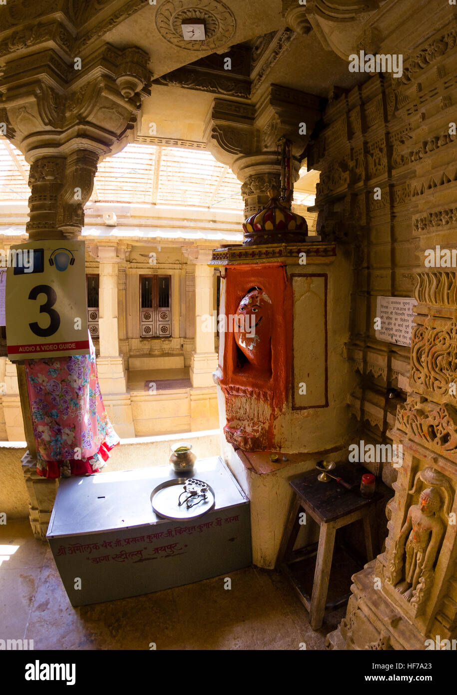 Questi sono un gruppo di templi Jain risalente XII e XV secolo e sono dedicate a varie Jain Tirthankars (eremiti). Sulle pareti del tem Foto Stock