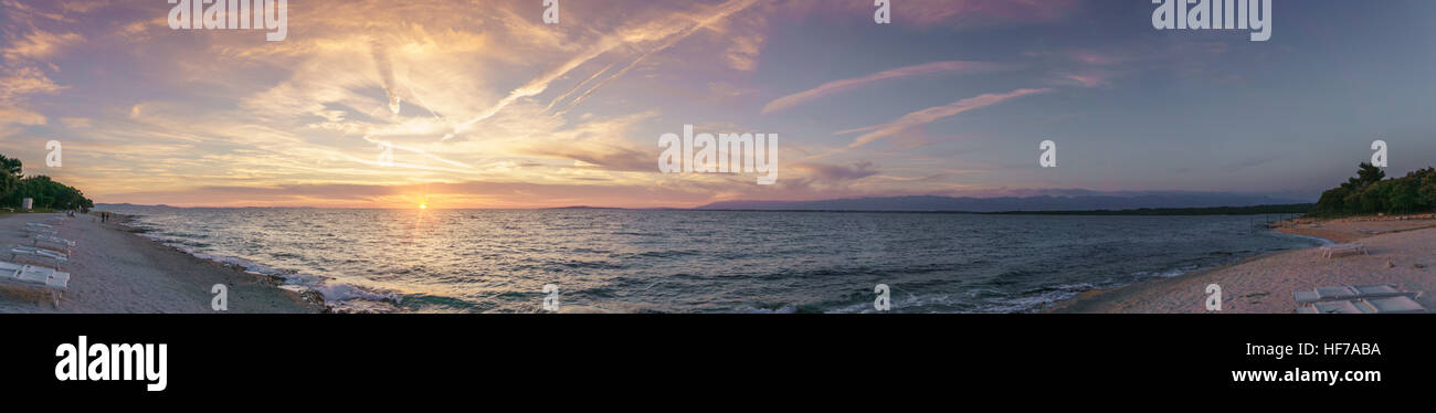 Tramonto panoramico sul mare Adriatico in Petrčane Foto Stock