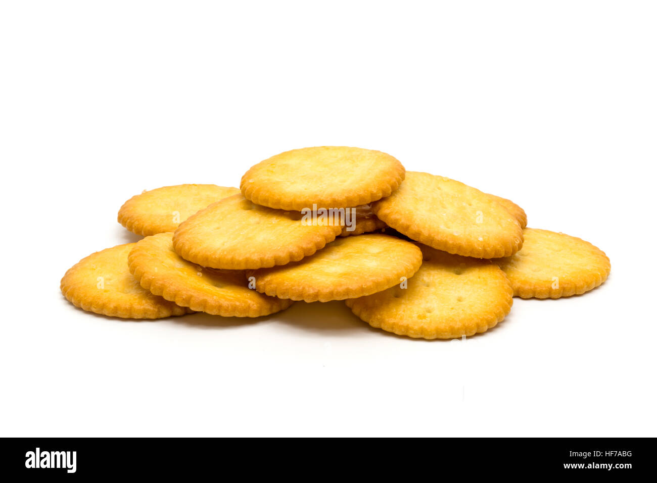 Pila di salati cracker rotondo su sfondo bianco Foto Stock