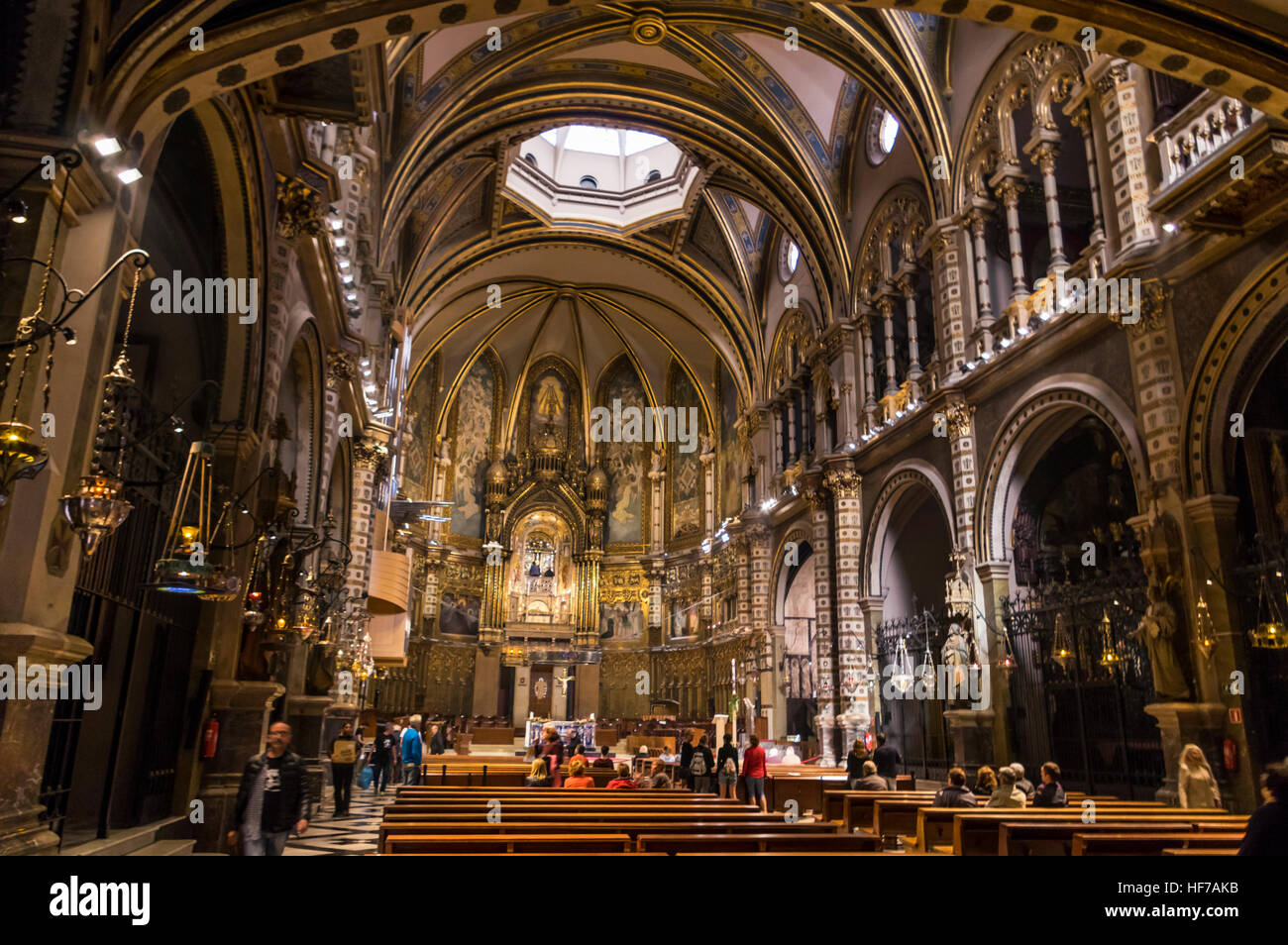 Navata della basilica dell'abbazia benedettina di Santa Maria de Montserrat, in Montserrat, Catalogna, Spagna. Foto Stock