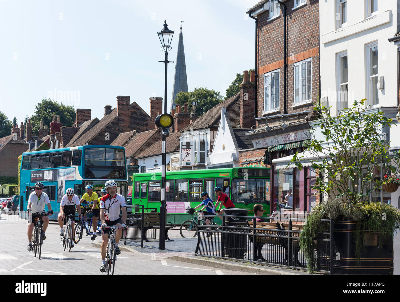 Un gruppo di ciclisti sulla High Street, West Malling, Kent, England, Regno Unito Foto Stock