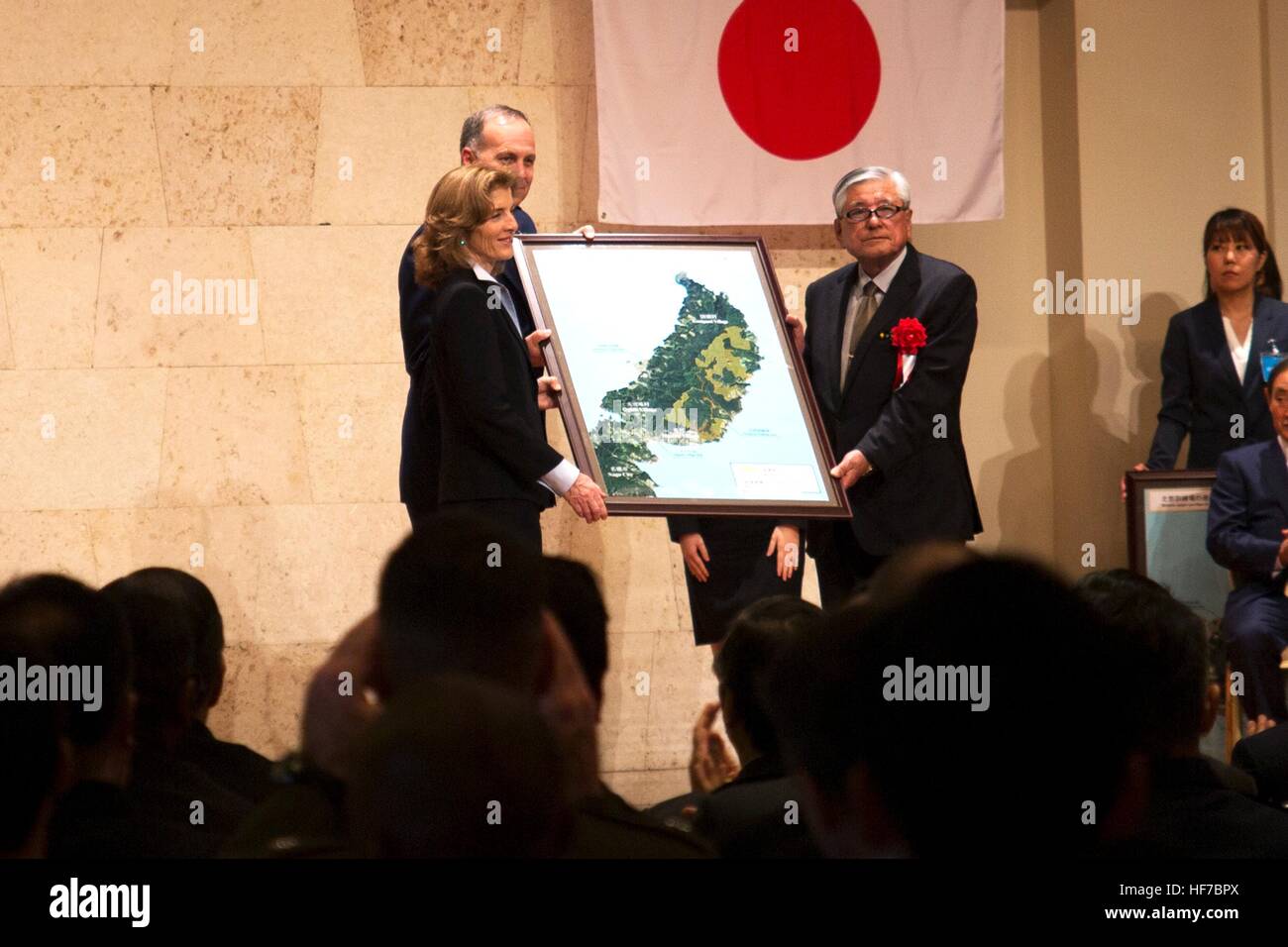 Stati Uniti Ambasciatore in Giappone Caroline Kennedy (sinistra) contiene un massimo di una foto di una mappa con villaggio Higashi Sindaco Seikyu Iju a conclusione del Nord Area Formazione terra Cerimonia di ritorno 22 dicembre 2016 nella città di Nago, Okinawa, in Giappone. (Foto di Janessa K. Pon /US Marines via Planetpix) Foto Stock