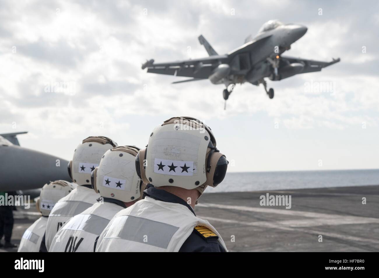 Ai pellegrini di lingua spagnola di osservare un U.S Navy F-18 fighter sbarco durante le operazioni di volo sulla Nimitz-class portaerei USS Dwight D. Eisenhower Dicembre 21, 2016 nel mar Mediterraneo. (Foto di PO3 Anderson W. filiale/US Navy via Planetpix) Foto Stock