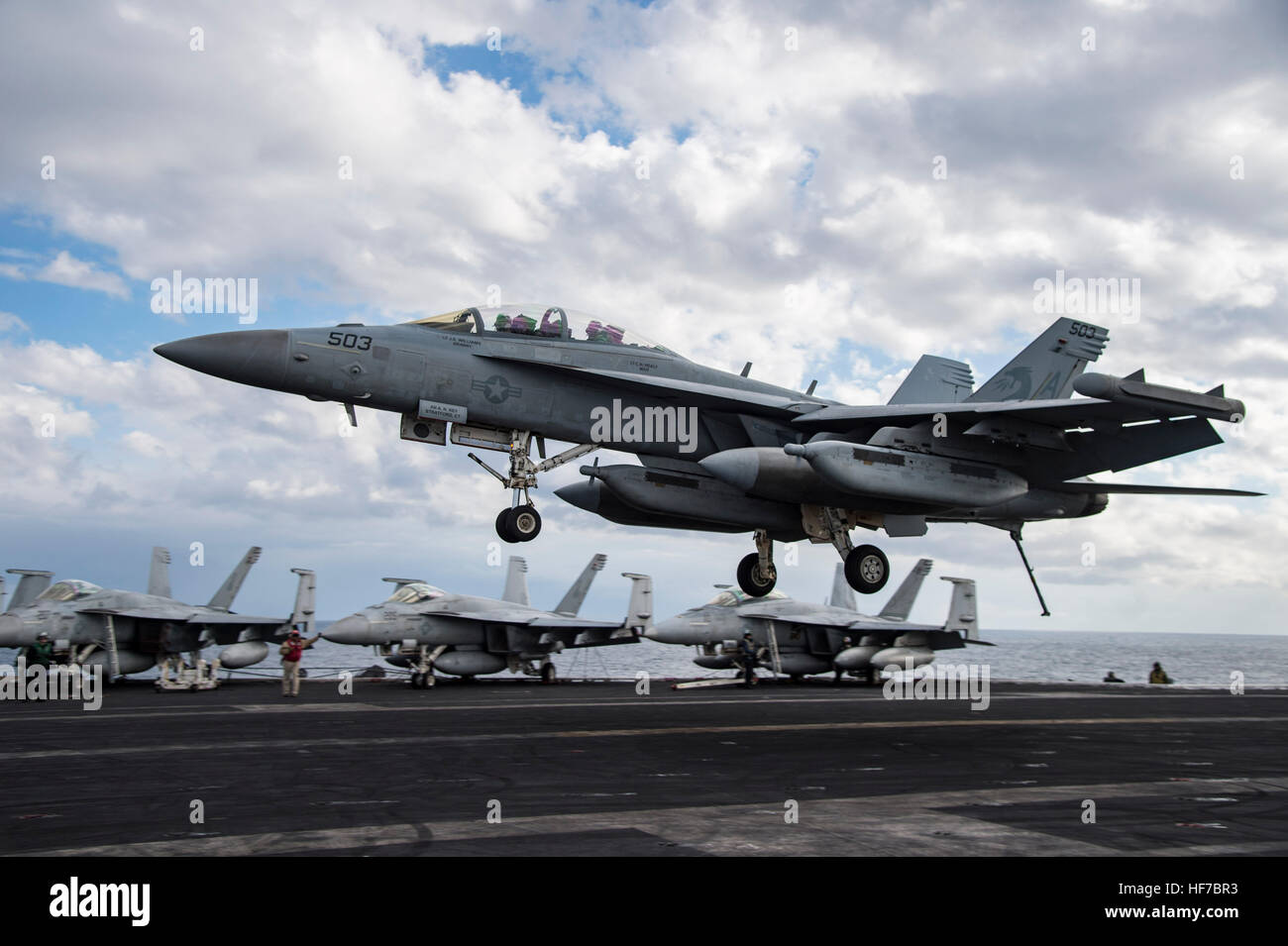 Un Boeing EA-18G Growler warfare aeromobile fa un arrestato atterraggio sul ponte di volo dell'USN NImitz-class portaerei USS Dwight D. Eisenhower Dicembre 21, 2016 nel mar Mediterraneo. (Foto di MCS 3 Nathan T. Barba /US Navy via Planetpix) Foto Stock