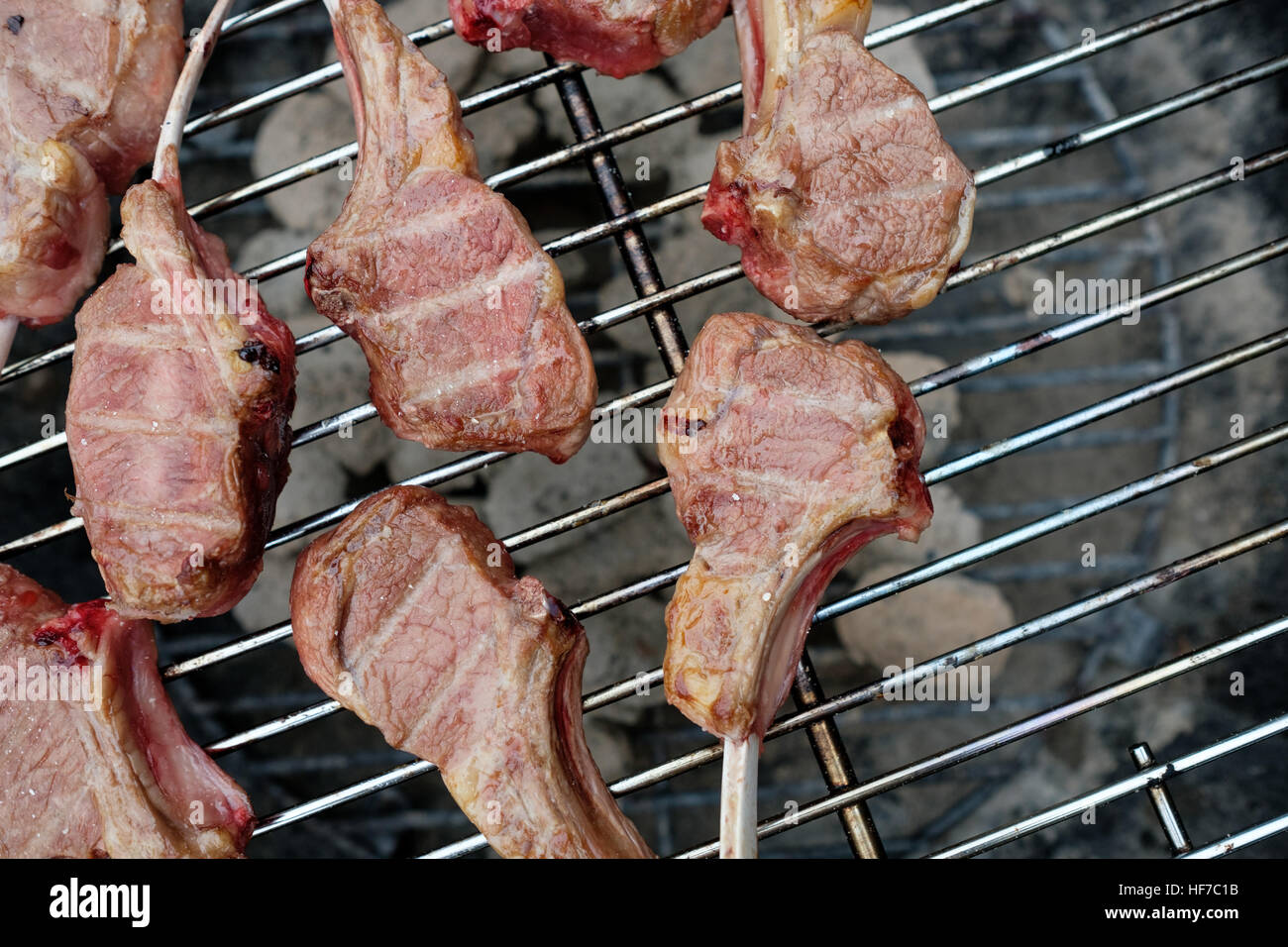 Costolette di agnello su barbecue grill, CloseUp. Foto Stock