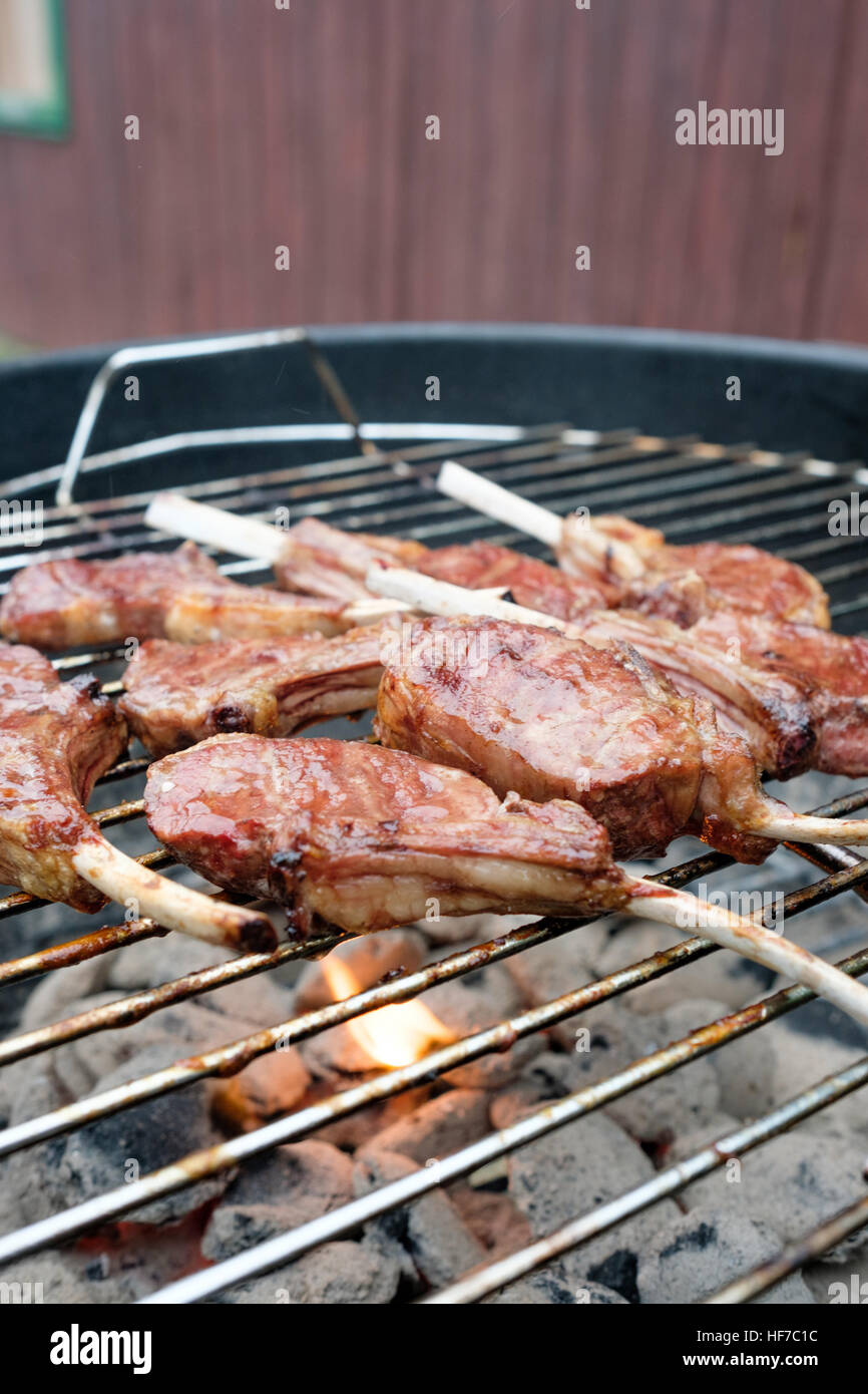 Costolette di agnello su barbecue grill, CloseUp. Foto Stock