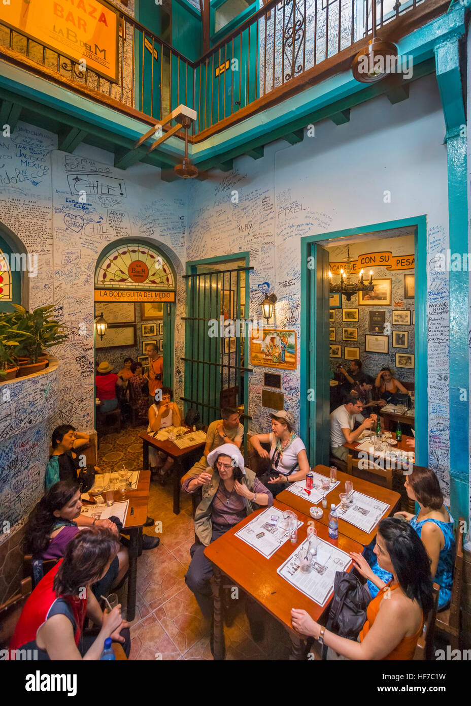 L'Avana, Cuba. La Bodeguita del Medio - bar locale che ha forti Ernest Hemingway collegamenti, Habana Vieja, Havana, Cuba Foto Stock