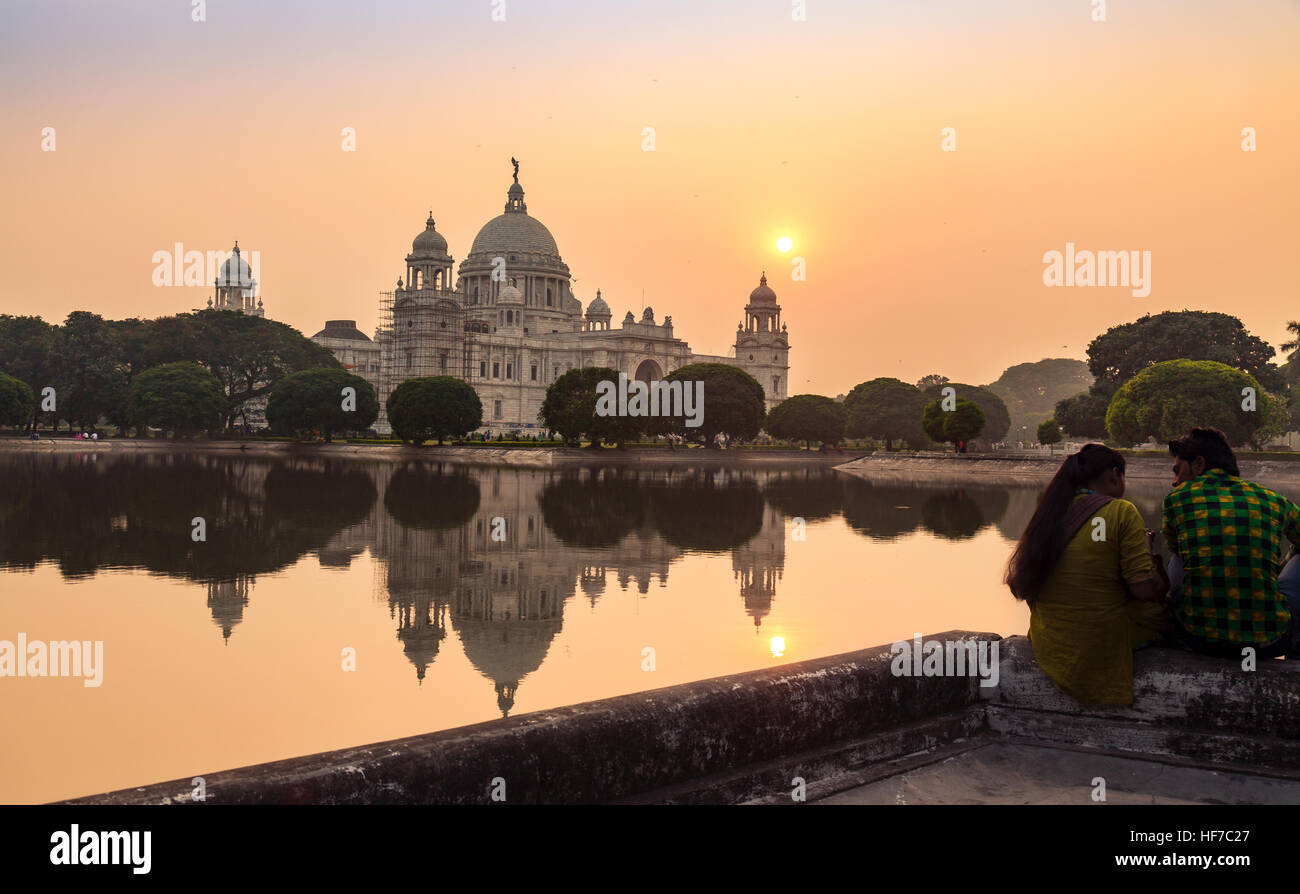 Paio di godere di un romantico tramonto momento al Victoria Memorial edificio architettonico venue a Kolkata, India. Foto Stock