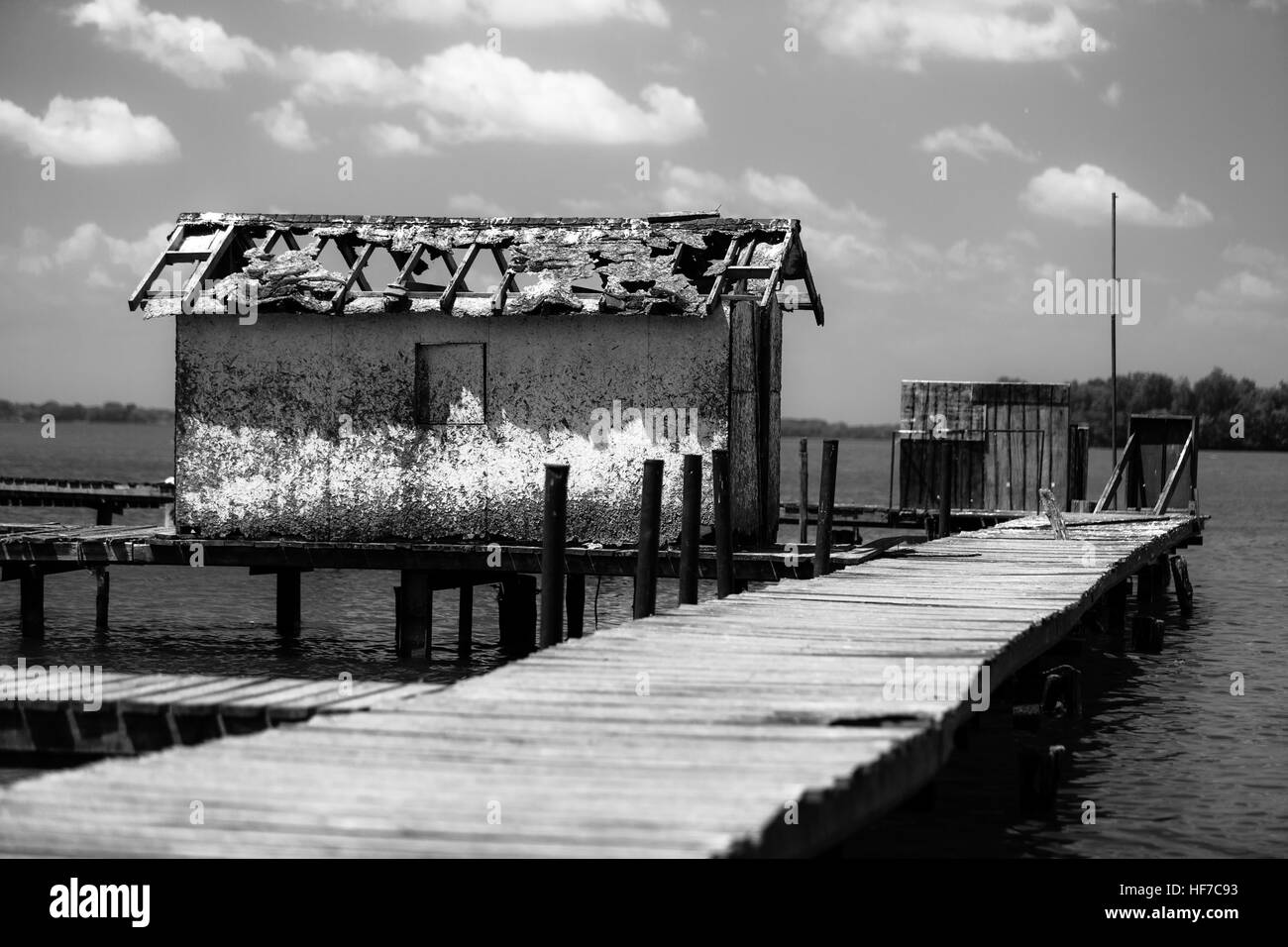 Un vecchio molo abbandonati e rifugio di pesca si trova lungo le rive del St. Clair nel fiume Amertsburgh, Ontario, Canada. Foto Stock