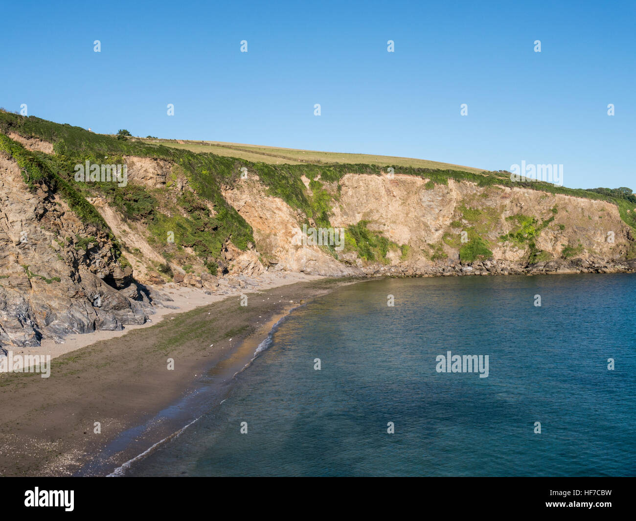 Una spiaggia appartata appena fuori la costa sud-ovest percorso tra Par Sands e Polkerris, la Cornovaglia del Sud. Foto Stock