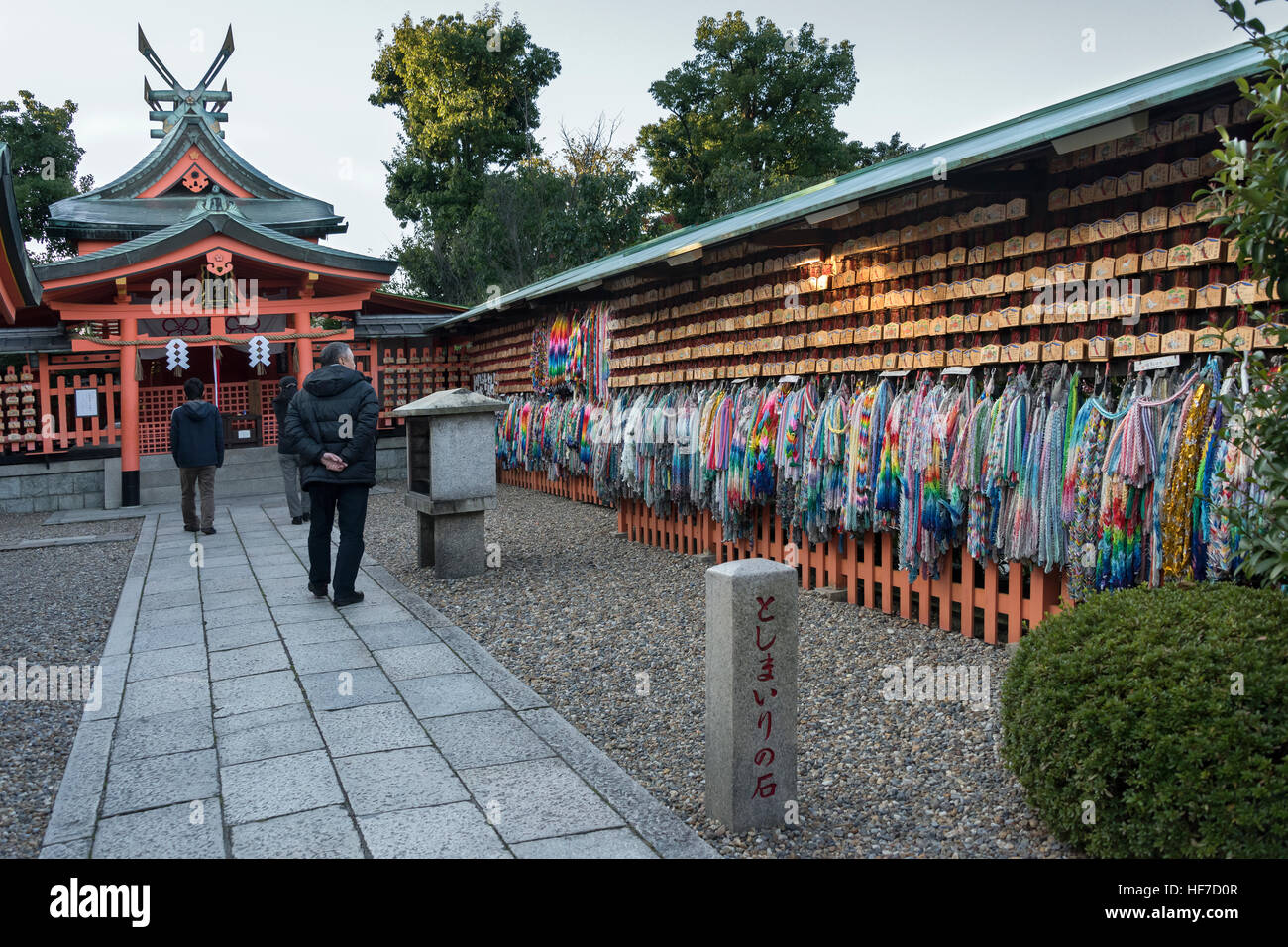 Legno schede di preghiera e la carta di gru per vendita a Fushimi Inari Taisha Sacrario Scintoista, Kyoto, Giappone Foto Stock
