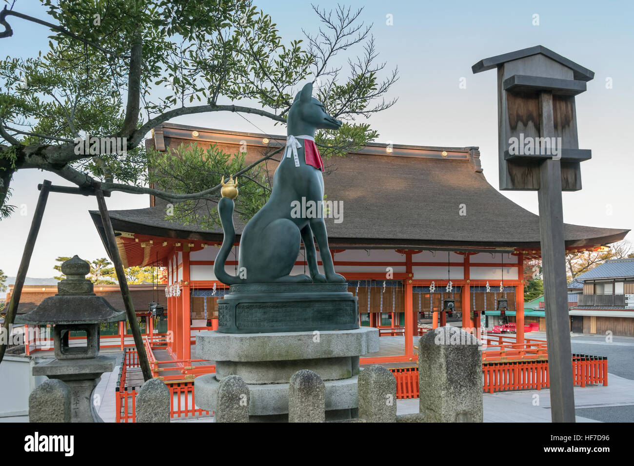 Fox (kitsune) statua che si trova nella parte anteriore del Gai-haiden (sala esterna di culto), Fushimi Inari Taisha Sacrario Scintoista, Kyoto, Giappone Foto Stock