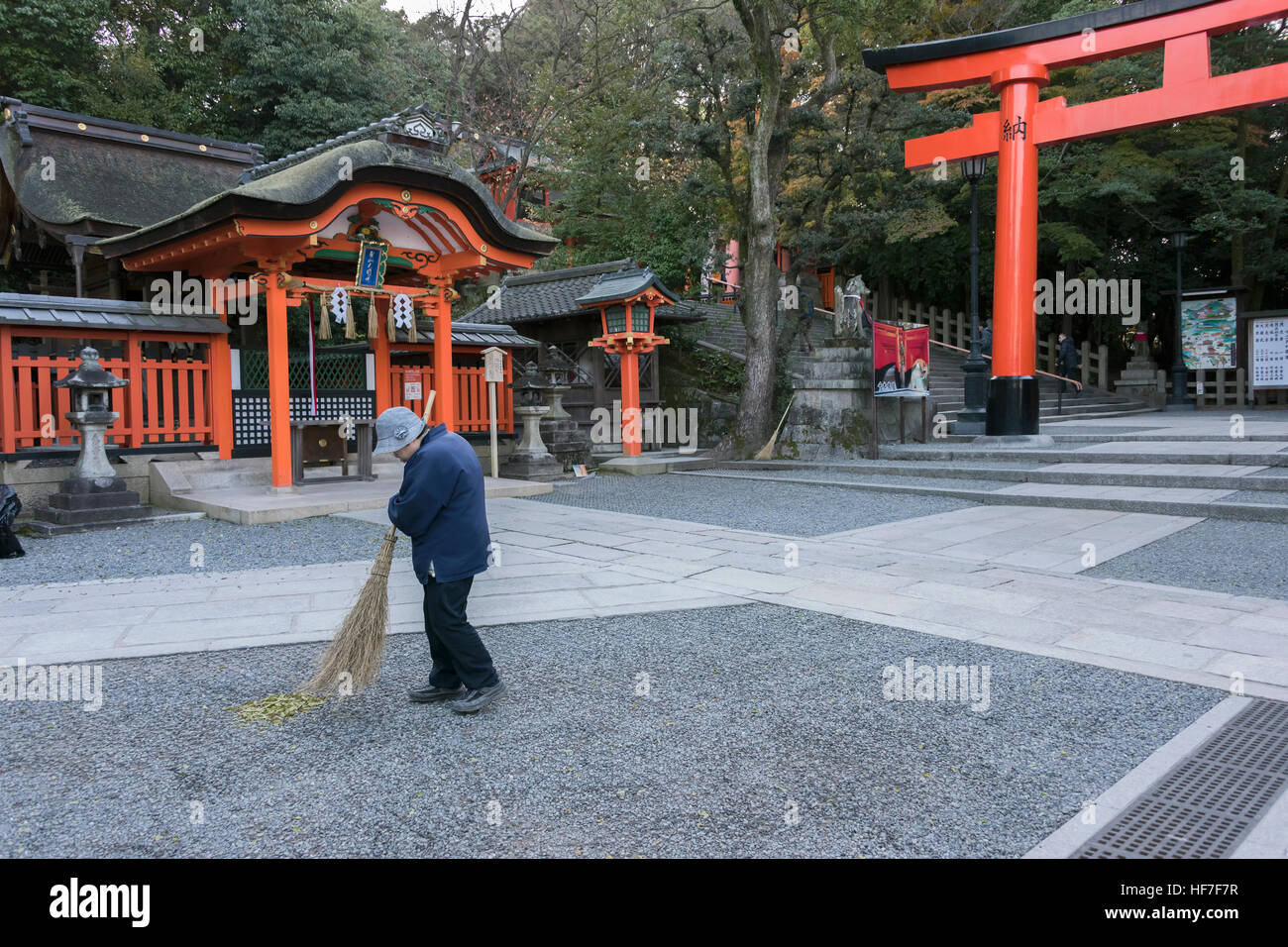 Custode presso Tamayama Inari santuario e ingresso al oltre 5000 torii gates, Fushimi Inari Taisha Sacrario Scintoista, Kyoto, Giappone Foto Stock