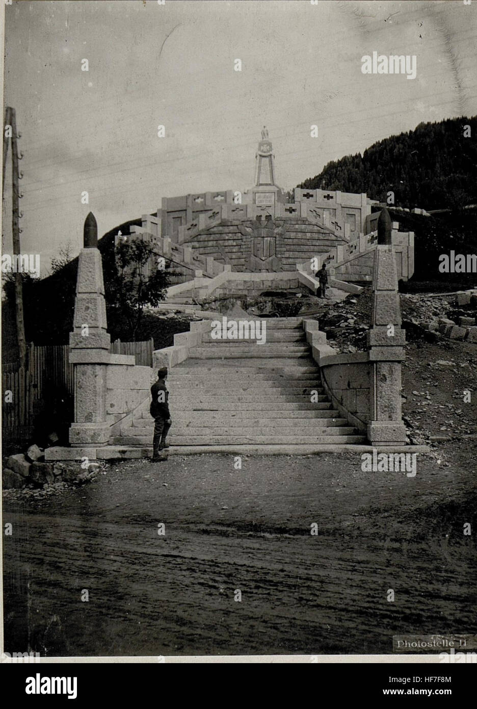 Questa fotografia dell'era della prima guerra mondiale cattura la vista dell'Heldenfriedhof (cimitero degli eroi) a Bondo, un sito significativo per la memorizzazione della guerra. L'immagine riflette l'impatto della guerra sul paesaggio e la commemorazione dei soldati caduti. Foto Stock