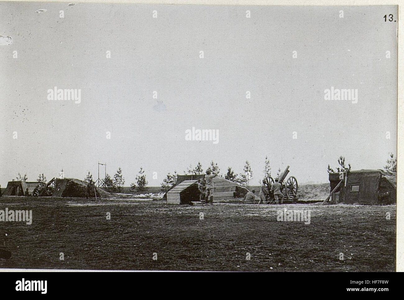 L'8 cm M.05 Feldkanone, originariamente un pezzo di artiglieria, fu modificato durante la prima guerra mondiale per essere utilizzato come cannone antiaereo dalla 2a Armata tedesca. Quest'arma, che mancava del suo scudo, faceva parte degli sforzi europei per difendersi dagli aerei nemici durante la guerra. Foto Stock