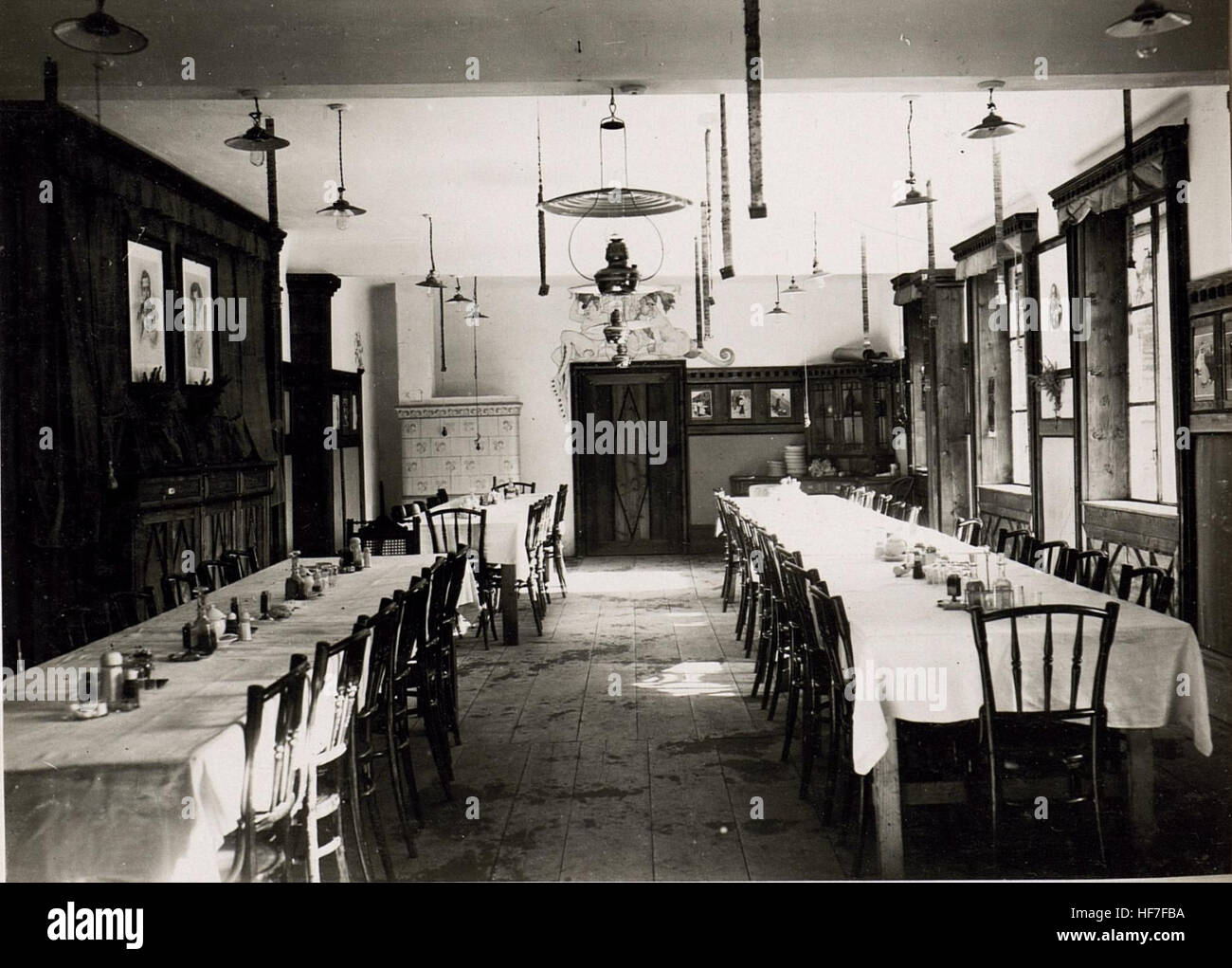 Questa fotografia delle collezioni Europeana mostra il caos degli ufficiali a Papfalva durante la prima guerra mondiale. L'immagine cattura l'ambientazione militare durante il conflitto, offrendo uno sguardo sulla vita dei soldati dell'Impero austro-ungarico. Foto Stock