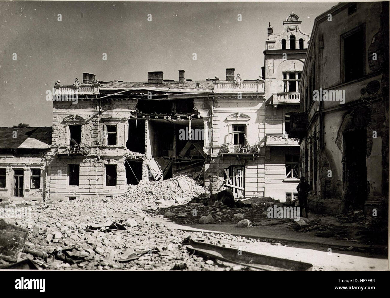 Questa immagine della prima guerra mondiale, intitolata 'Gesprengtes russ. Munitionslager' (deposito di munizioni russe esploso), mostra le conseguenze di un'esplosione a Stanislau (ora Ivano-Frankivsk, Ucraina), raffigurante la distruzione causata dalla guerra. Foto Stock