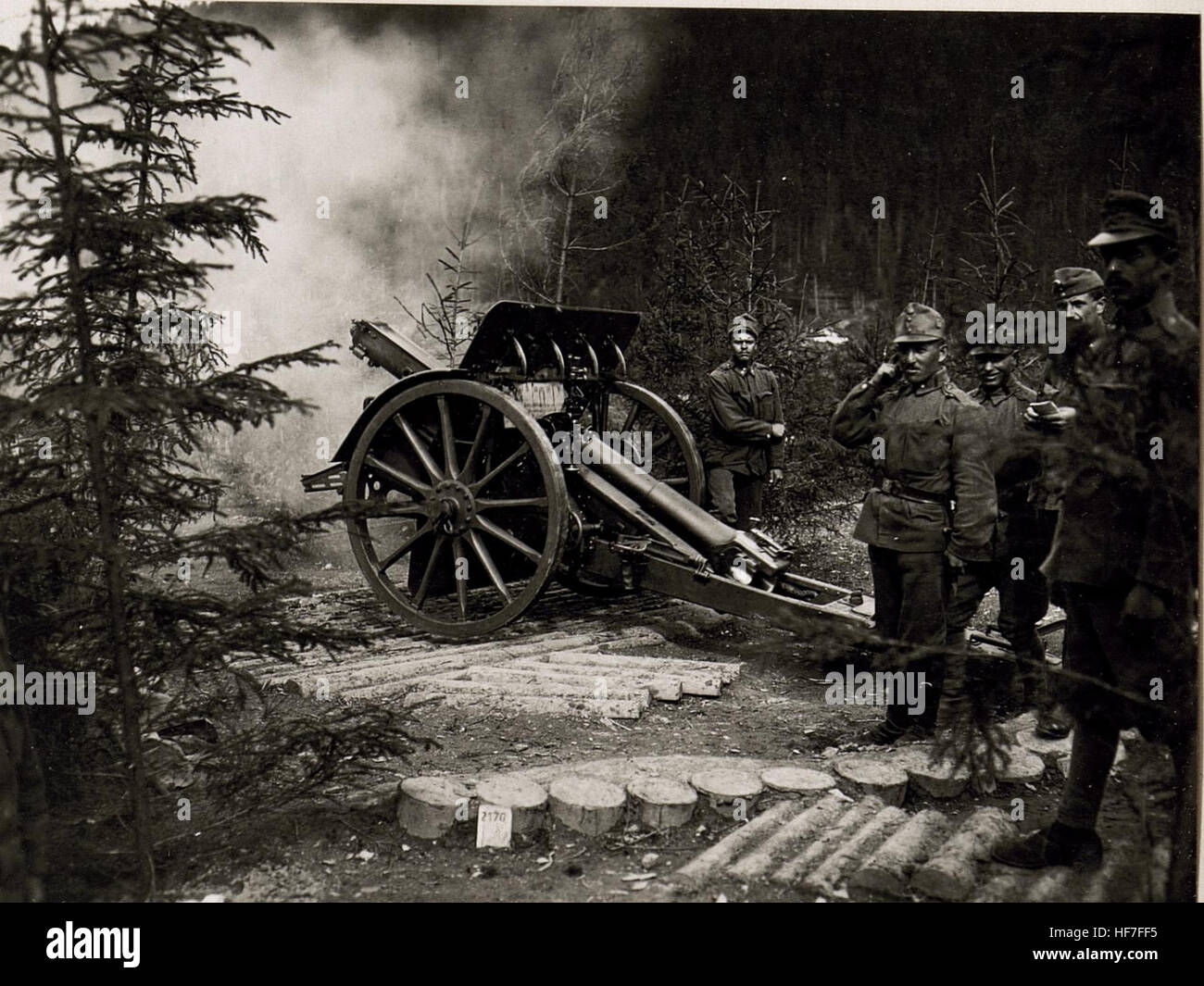 Questa fotografia storica mostra un obice da campo (Feldhaubitze) durante la prima guerra mondiale, parte dell'unità di artiglieria delle collezioni Europeana. Mette in evidenza il ruolo dell'artiglieria nella guerra e la precisione della misurazione militare durante il conflitto. Foto Stock