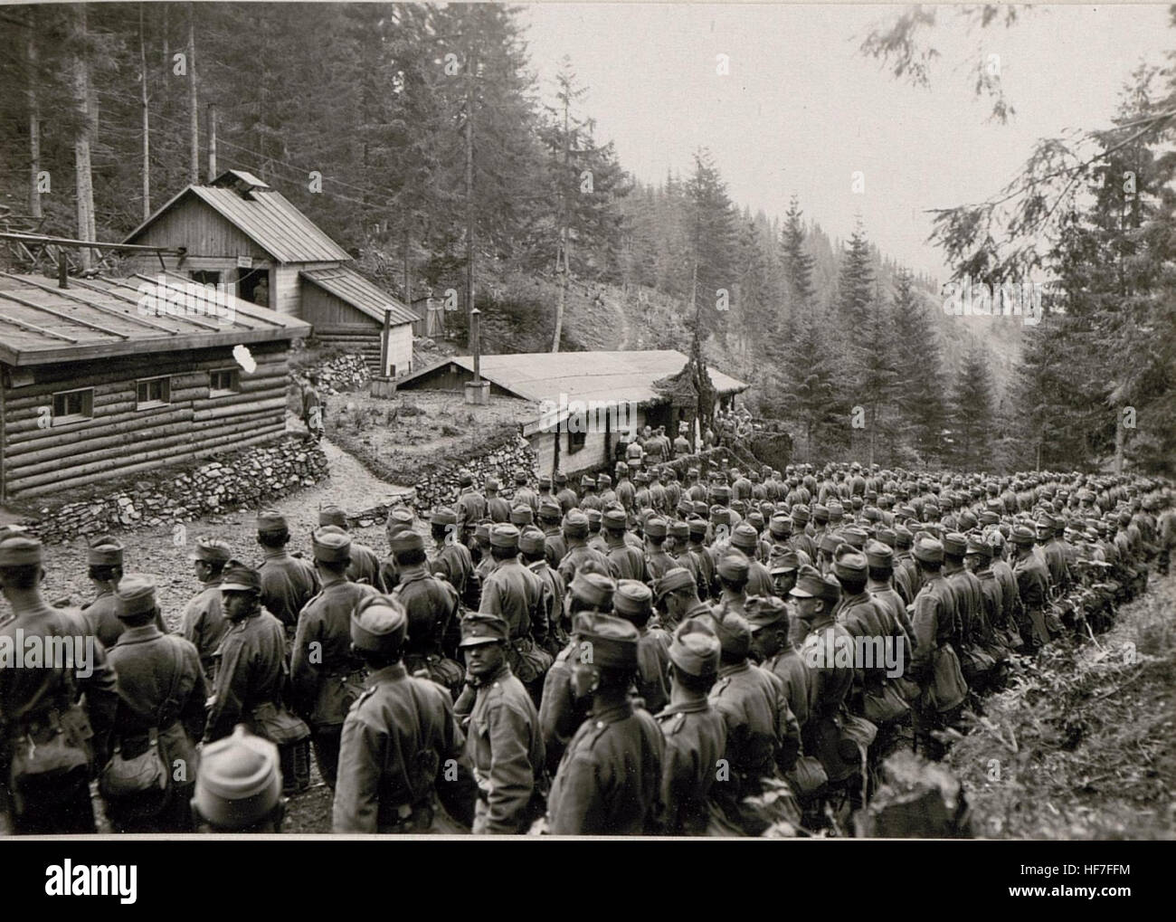 Questo documento storico della prima guerra mondiale celebra il primo anniversario di una specifica unità militare. L'immagine fa parte della collezione Europeana, che fornisce informazioni sulla documentazione in tempo di guerra e sulle attività militari dal 1914 al 1918. Foto Stock