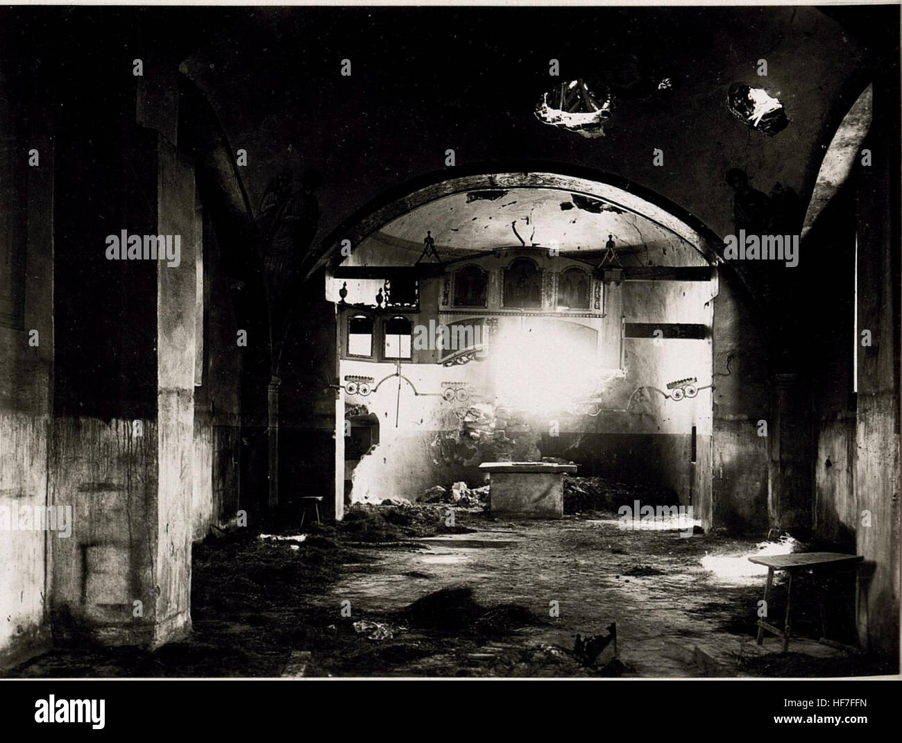 Questa immagine della prima guerra mondiale, raffigurante la chiesa di Gura-Negri, fa parte delle collezioni europee che documentano lo sforzo bellico. Riflette l'impatto del conflitto sulle città europee e sui loro punti di riferimento nel periodo 1914-1918. Foto Stock