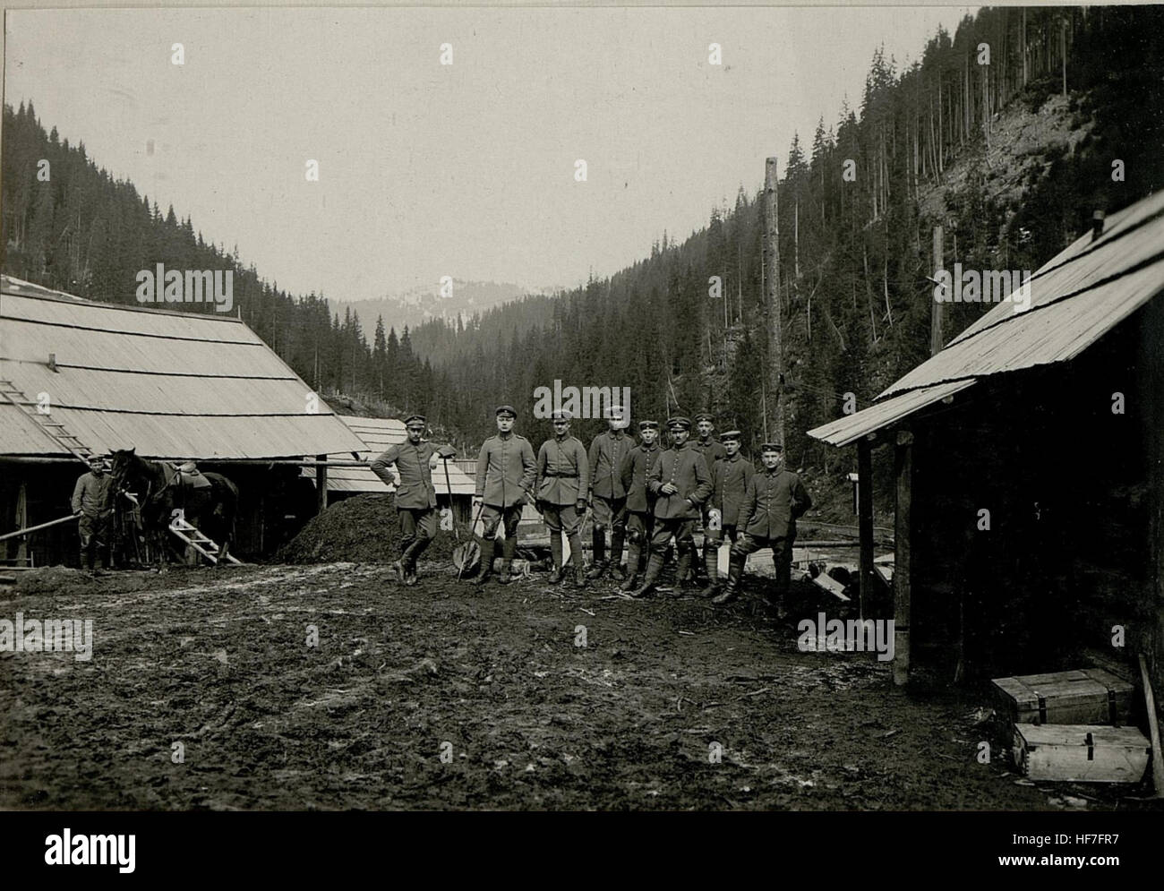 L'immagine intitolata "Mannschaft d.5.Batt. Jägerhaus della prima guerra mondiale cattura i soldati del Battaglione durante l'inizio del XX secolo. L'immagine fa parte delle collezioni Europeana e fornisce la documentazione storica della vita militare e delle condizioni affrontate dai soldati durante la guerra. Foto Stock