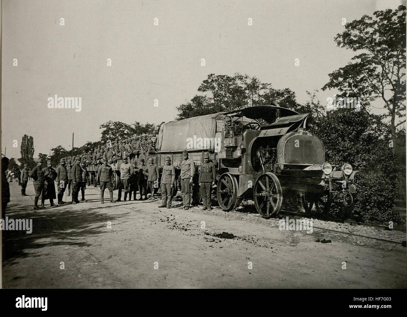 Questa immagine delle collezioni europee mostra un treno elettrico tedesco della prima guerra mondiale, utilizzato per il trasporto militare durante il conflitto. Riflette i progressi tecnologici in tempo di guerra. Foto Stock