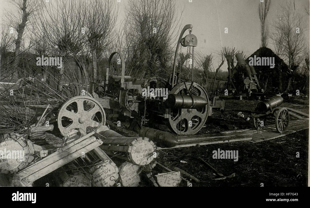 Questa immagine raffigura un Mörser-Rohrwagen tedesco, un tipo di veicolo di trasporto dell'artiglieria della prima guerra mondiale. Riflette la tecnologia militare e la logistica utilizzata durante il conflitto, parte delle collezioni Europeana dal 1914 al 1918. Foto Stock