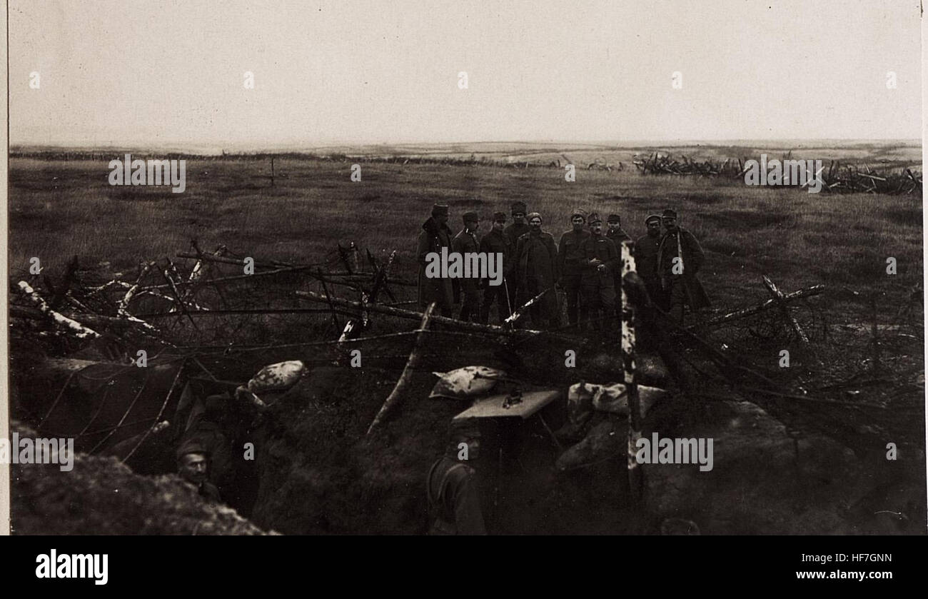 Questa immagine dell'era della prima guerra mondiale raffigura un ufficiale di propaganda tedesco che interagisce con i soldati russi, riflettendo le intense tensioni politiche e militari dell'epoca. La fotografia fa parte delle collezioni Europeana, che documentano l'impatto della guerra. Foto Stock