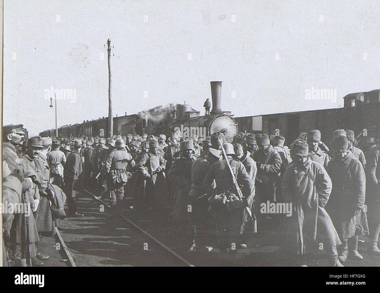 Questa immagine d'archivio della prima guerra mondiale mostra la stazione ferroviaria di Wladimir Wolinsky, catturando la logistica militare e i trasporti vitali durante la guerra. Parte delle collezioni Europeana che documentano la grande Guerra. Foto Stock