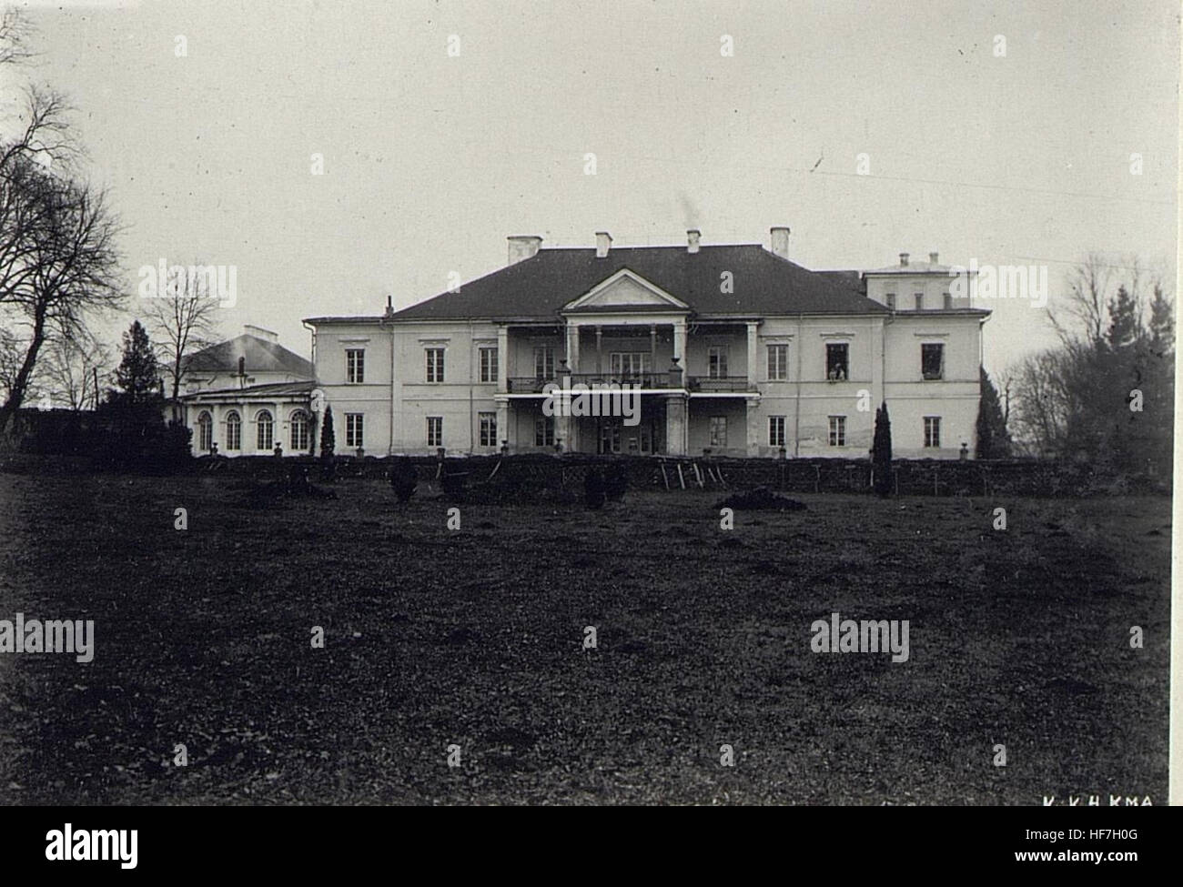 Questa fotografia storica, scattata durante la prima guerra mondiale, mostra il lavoro di indagine topografica militare. L'immagine riflette il ruolo strategico della mappatura e del rilevamento nelle operazioni militari in tempo di guerra. Foto Stock
