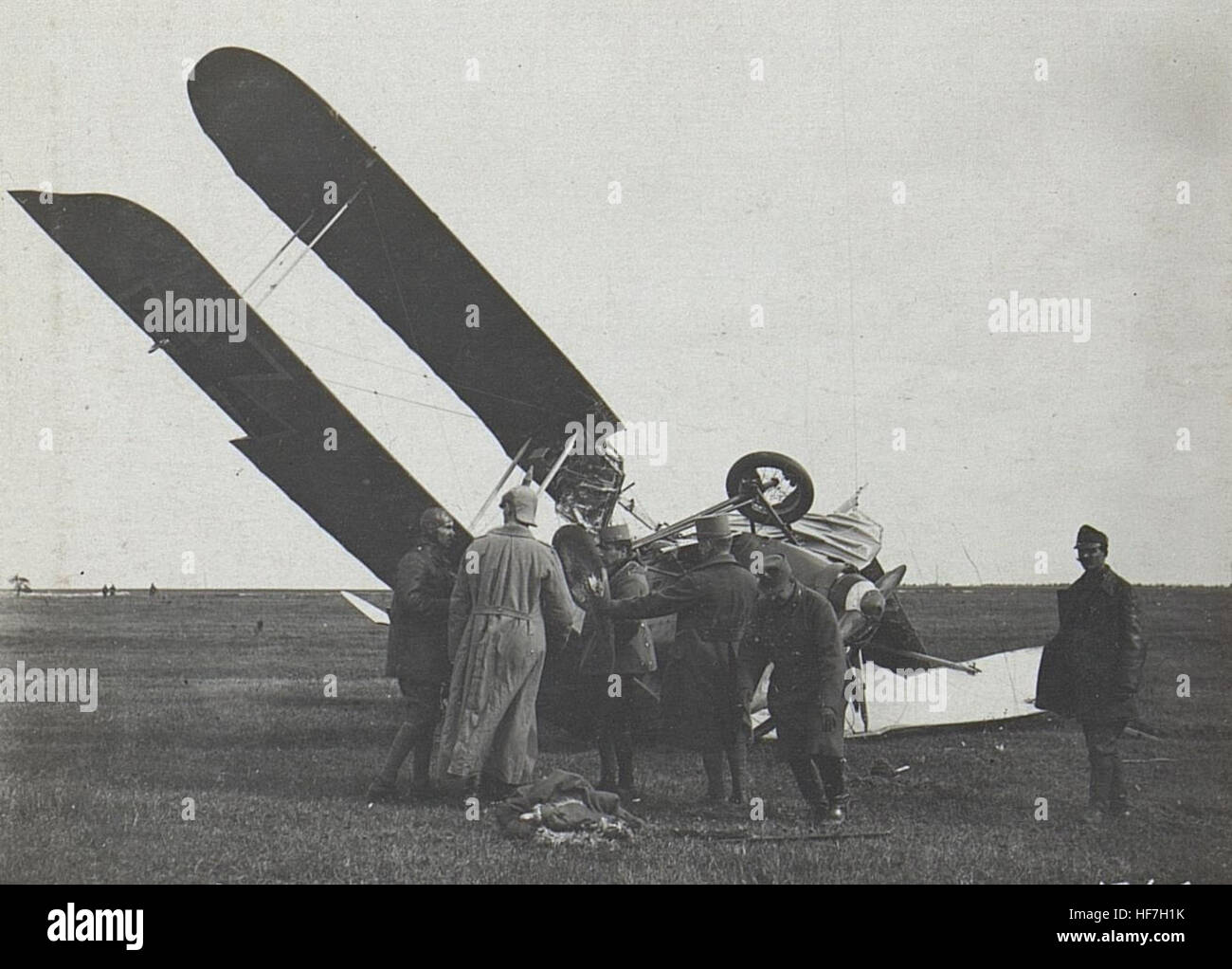 Questa fotografia della prima guerra mondiale raffigura un aereo tedesco costretto ad atterrare a causa della carenza di carburante, evidenziando le sfide affrontate dai piloti durante il conflitto. L'aereo, parte dell'Aeronautica militare bavarese, dovette effettuare un atterraggio di emergenza dietro le linee nemiche. Foto Stock