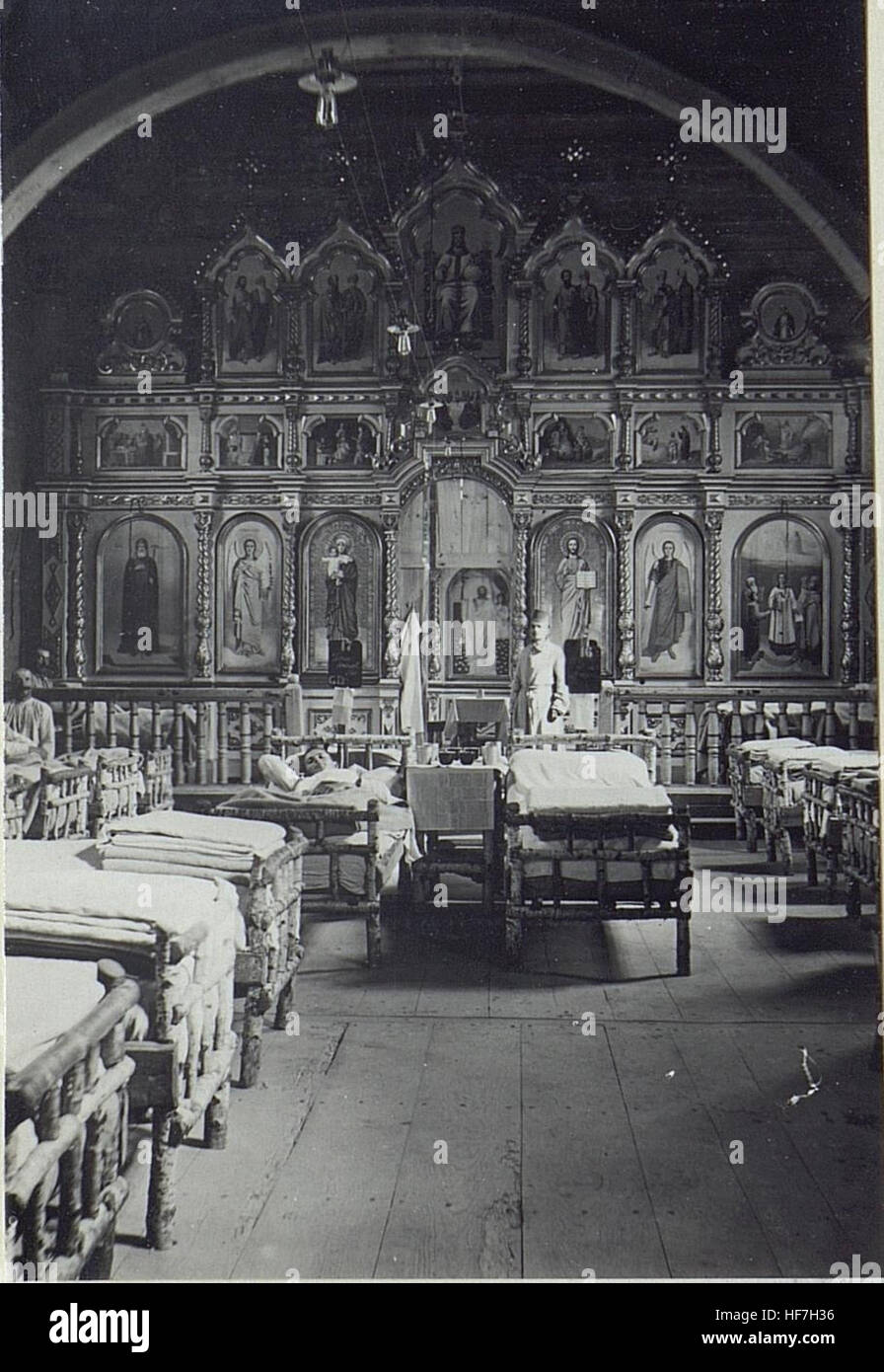Questa immagine raffigura la Chiesa russa a Czeremoszno durante la prima guerra mondiale, convertita in ospedale. Riflette l'uso di edifici religiosi per scopi medici durante la guerra, così come il più ampio contesto storico del fronte orientale durante il 1914-1918. Foto Stock