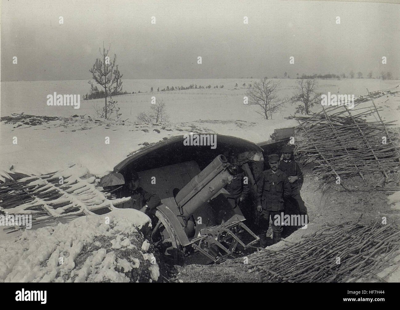 Questa fotografia storica della prima guerra mondiale raffigura il Feldhaubitze (obice da campo) di 10 cm a Michalowka, evidenziando il ruolo dell'artiglieria durante il conflitto. L'immagine fa parte delle collezioni Europeana del 1914-1918, che offrono uno sguardo sulle attrezzature e le operazioni militari in tempo di guerra. Foto Stock