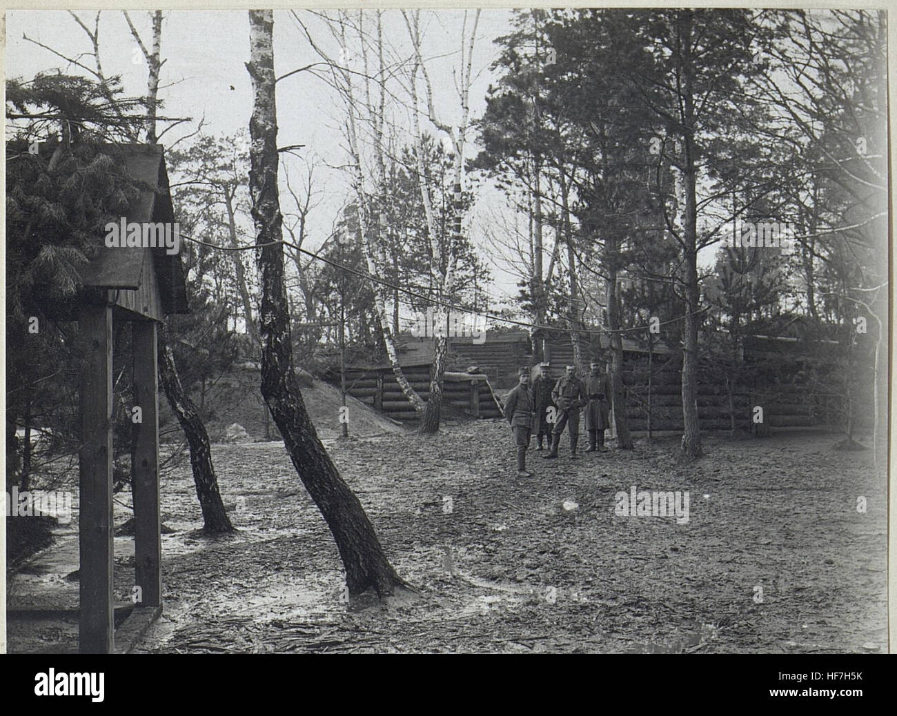 Questa foto, parte delle collezioni Europeana, mostra gli alloggi di ufficiali e soldati militari ad Harzofen durante la prima guerra mondiale. Offre uno sguardo sulle condizioni e sulla vita quotidiana dei militari durante la guerra. Foto Stock