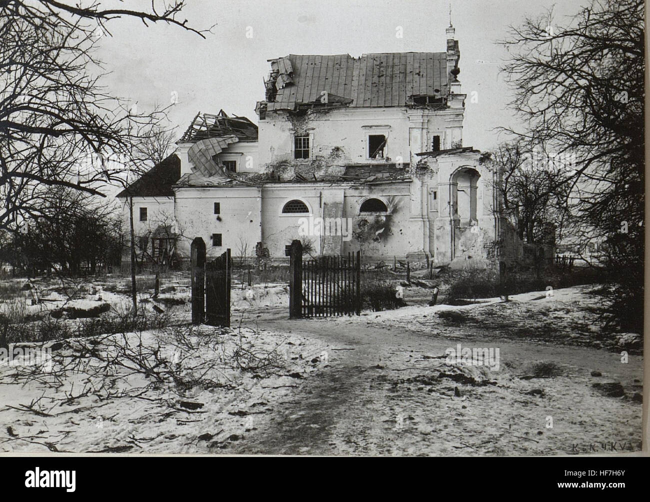 Questa immagine di "Kriegsalbum 99" documenta scene della prima guerra mondiale, mostrando cartografia in tempo di guerra e operazioni sul campo dei primi anni del XX secolo. Foto Stock