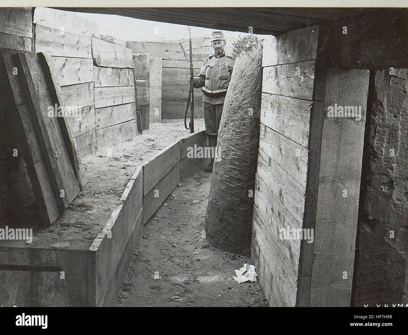 Beobachtungsstand und Hangar bei Podgajci von rückwärts. 15691797) Foto Stock