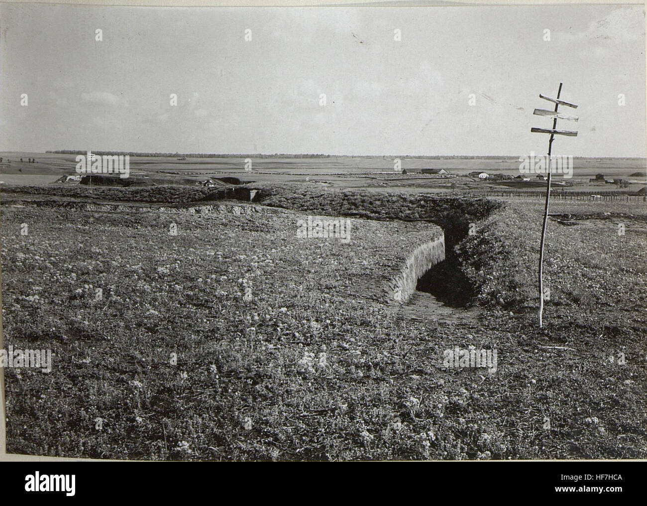 Questa immagine della prima guerra mondiale della serie *Artillery Observation Post* mostra una postazione di osservazione militare tedesca utilizzata durante il conflitto. Sottolinea l'importanza strategica delle posizioni di artiglieria e il loro ruolo nella guerra. Foto Stock