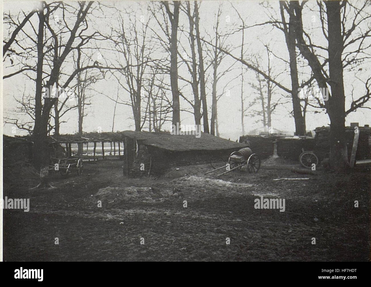 Questa fotografia delle collezioni Europeana mostra una batteria d'artiglieria tedesca, Sitno, durante la prima guerra mondiale. L'immagine si concentra sulle attrezzature di rilevamento militari e sul ruolo strategico delle unità d'artiglieria durante la guerra. Offre una rara visione degli aspetti logistici della guerra, concentrandosi sul posizionamento e le operazioni dell'artiglieria pesante. Foto Stock