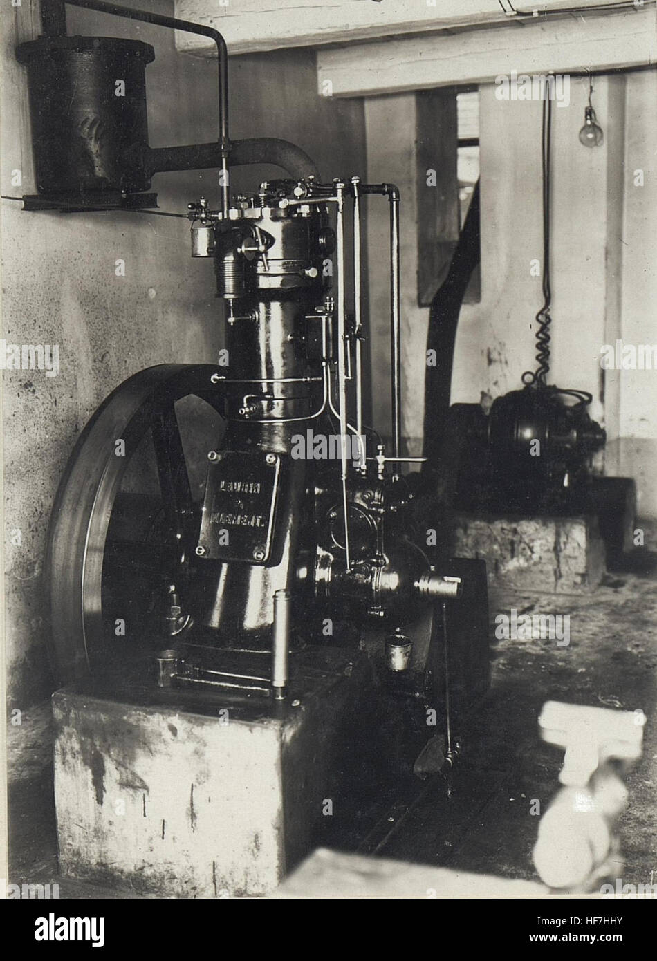 Questa immagine storica raffigura un'installazione tecnica sul fronte russo durante la prima guerra mondiale. La struttura faceva parte degli sforzi di ingegneria militare, mostrando i progressi tecnologici utilizzati nelle infrastrutture di guerra e nella strategia sui campi di battaglia. Foto Stock