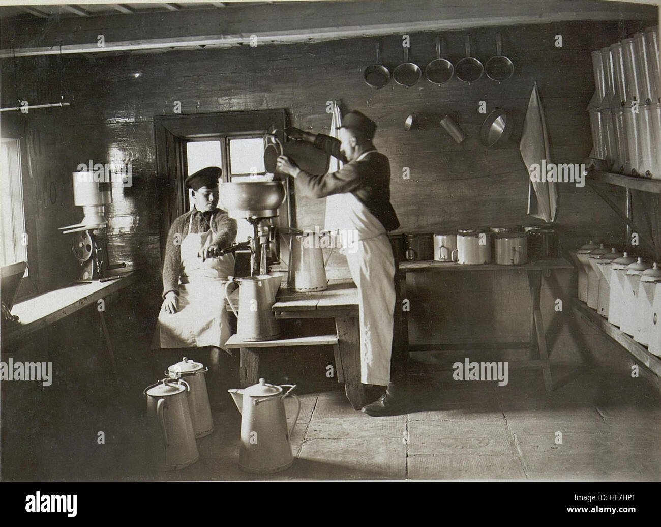 Questa immagine tratta dagli archivi europei raffigura infrastrutture, fabbriche e strutture militari sul fronte russo durante la prima guerra mondiale. L'illustrazione serve come documentazione delle attività industriali e militari nella zona di conflitto tra il 1914 e il 1918. Foto Stock