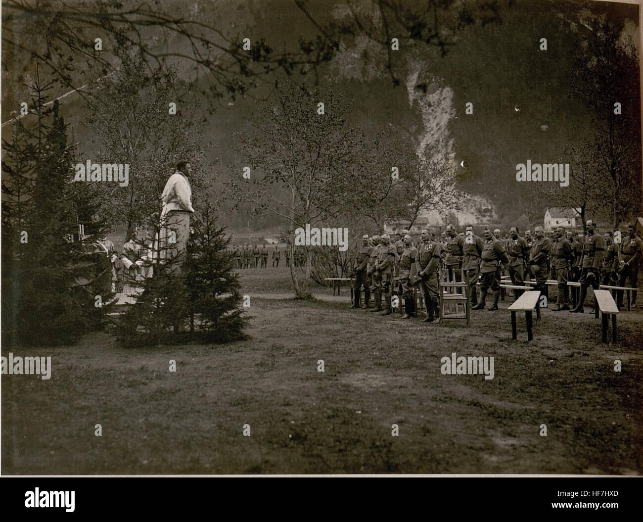 Questa fotografia del 17 maggio 1917 raffigura l'Henselfeier durante la prima guerra mondiale, catturando un evento significativo durante la guerra. L'immagine rappresenta la cultura europea durante i primi anni del XX secolo e gli eventi bellici. Foto Stock