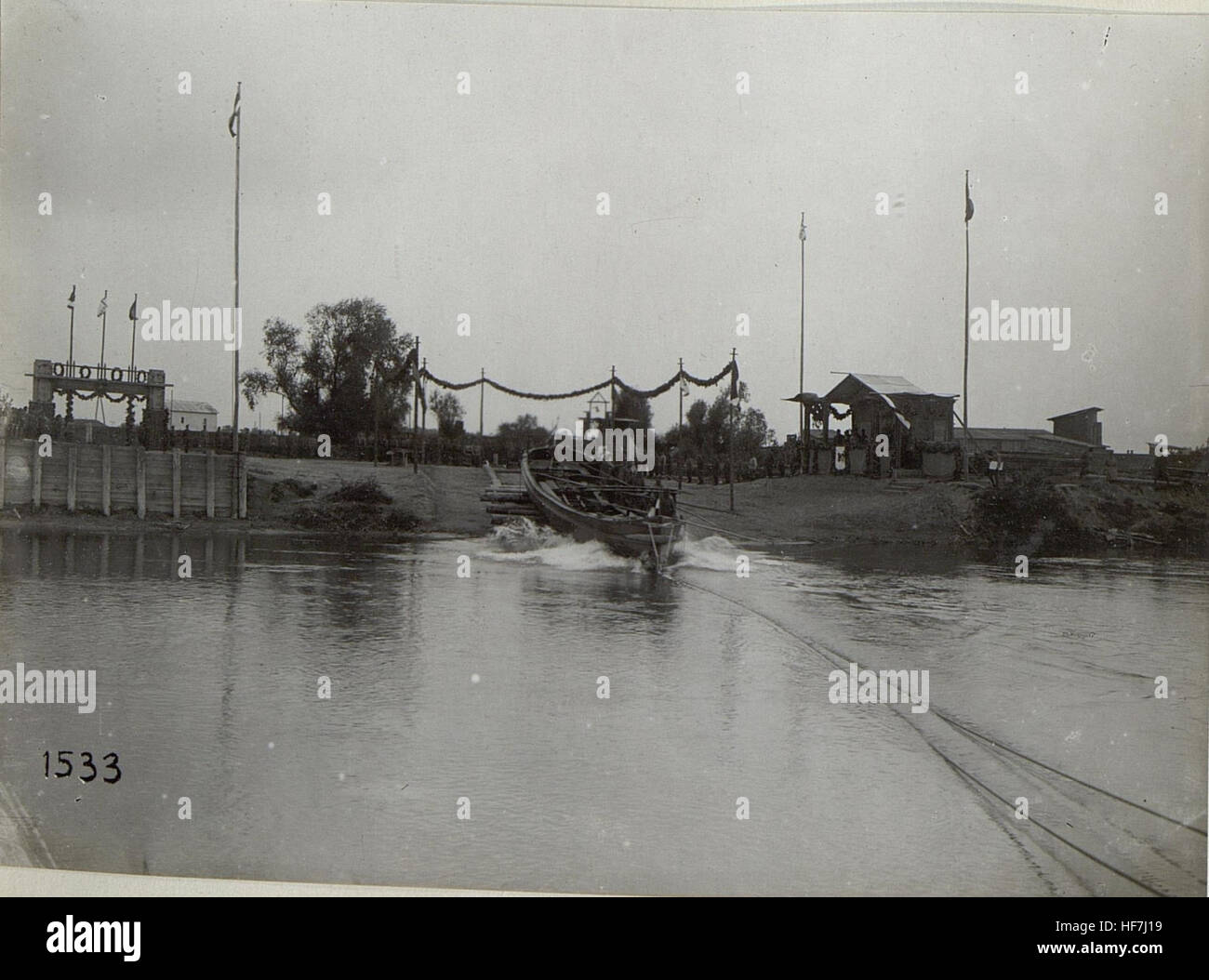 Un'illustrazione tedesca dell'epoca della prima guerra mondiale raffigurante campi militari, chiese da campo e strutture per il tempo libero sul fronte russo. L'opera d'arte fornisce uno sguardo sulla vita quotidiana e sulle condizioni di vita dei soldati durante il conflitto. Foto Stock